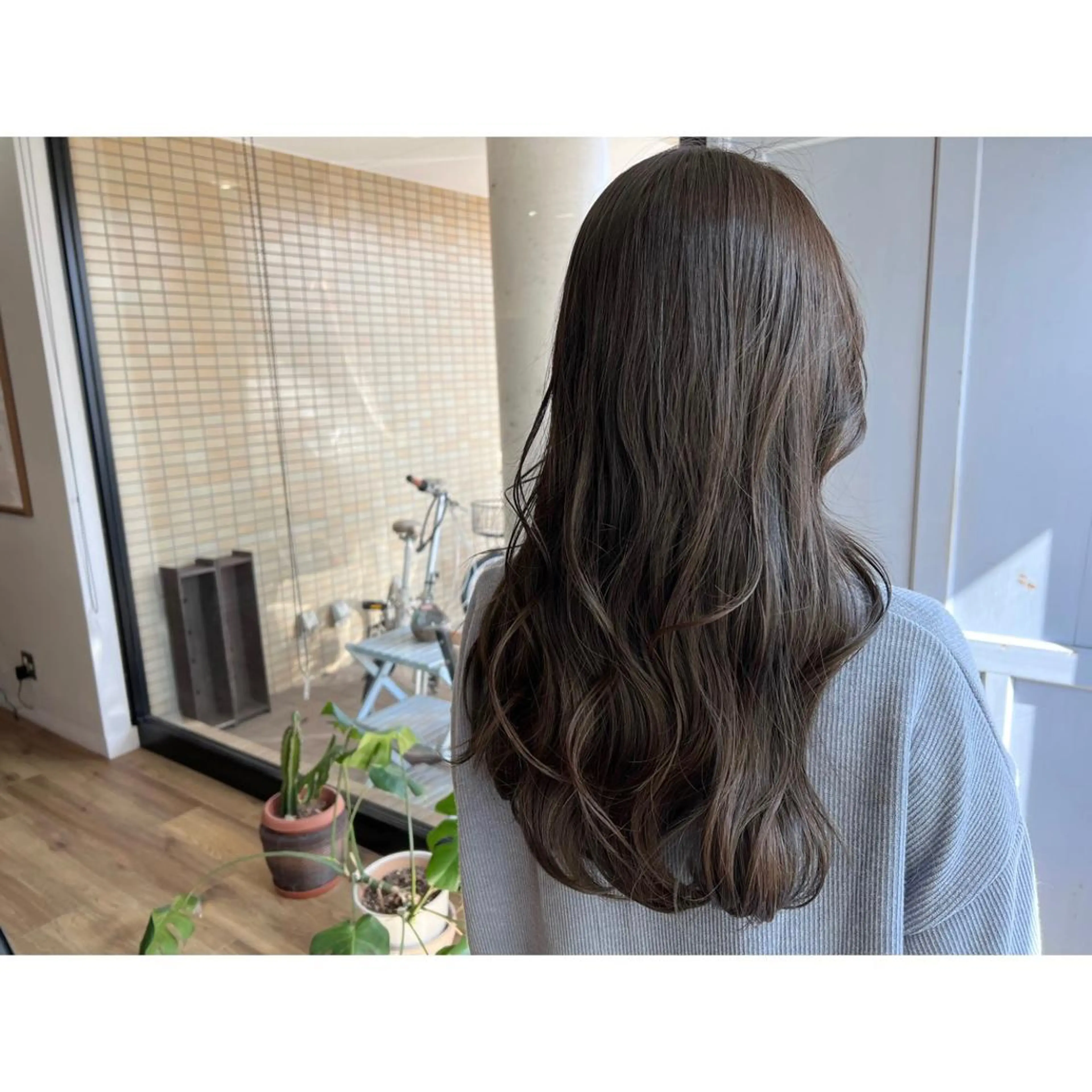 ロング カラー グレージュ ヘアカラー トリートメント ツキダテ ユイのヘアスタイル