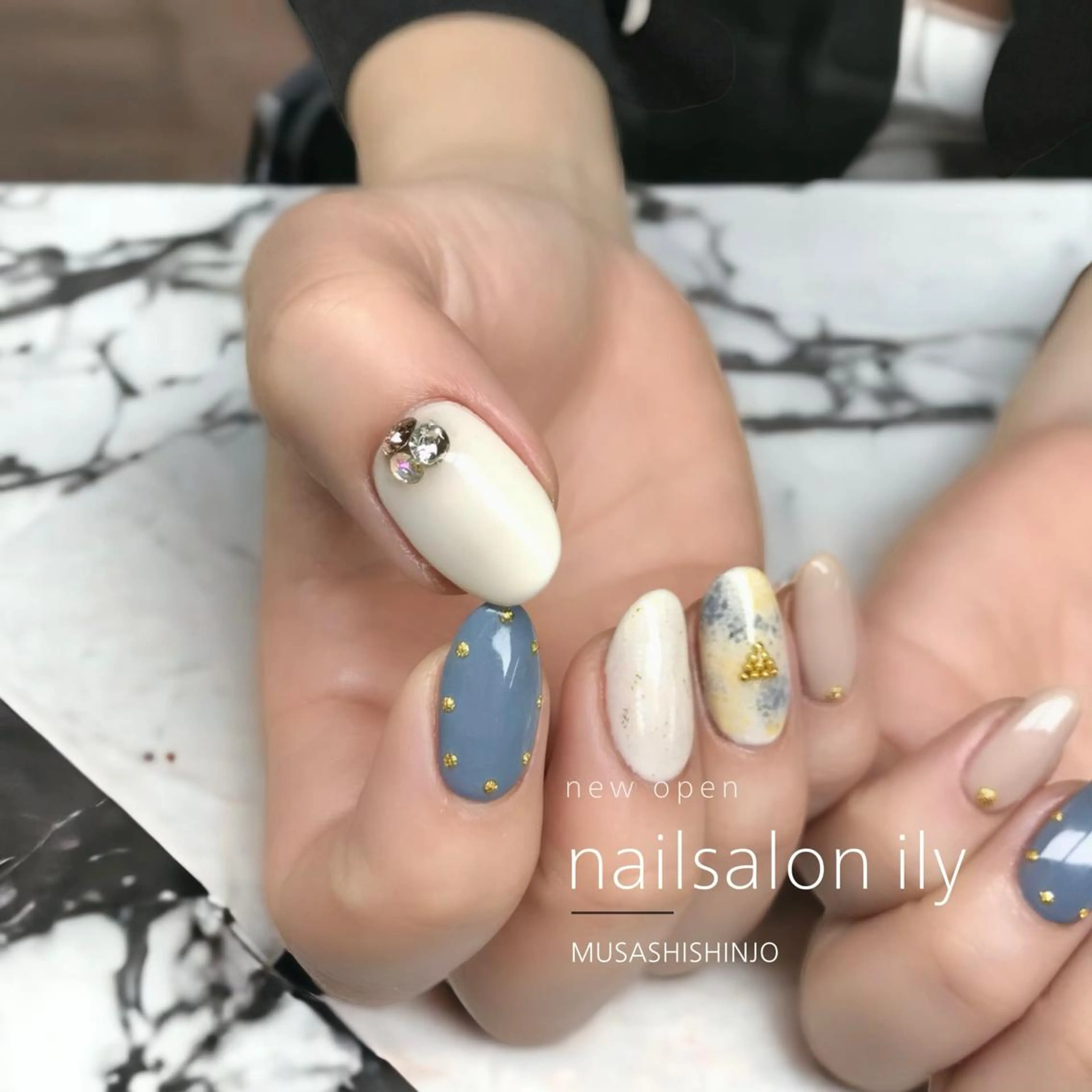 ネイル ブルー ストーンネイル 夏ネイル nail salon ily 武蔵新城のネイルデザイン