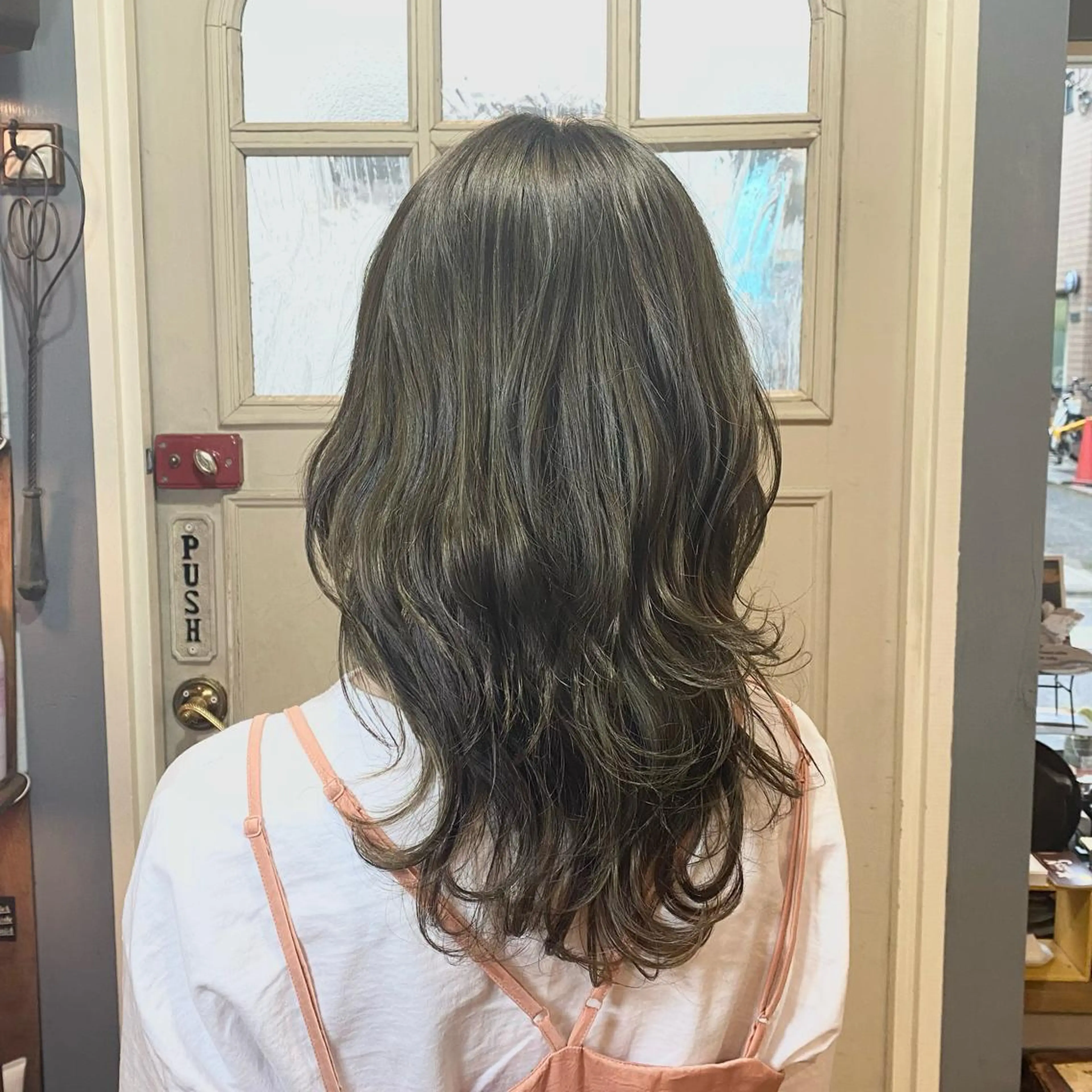 セミロング カラー アディクシーカラー ブリーチ ハイライトカラー オリーブカラー ハイライト カット ヘアカラー トリートメント ヘッドスパ BRITS 渡辺 菜々子のヘアスタイル