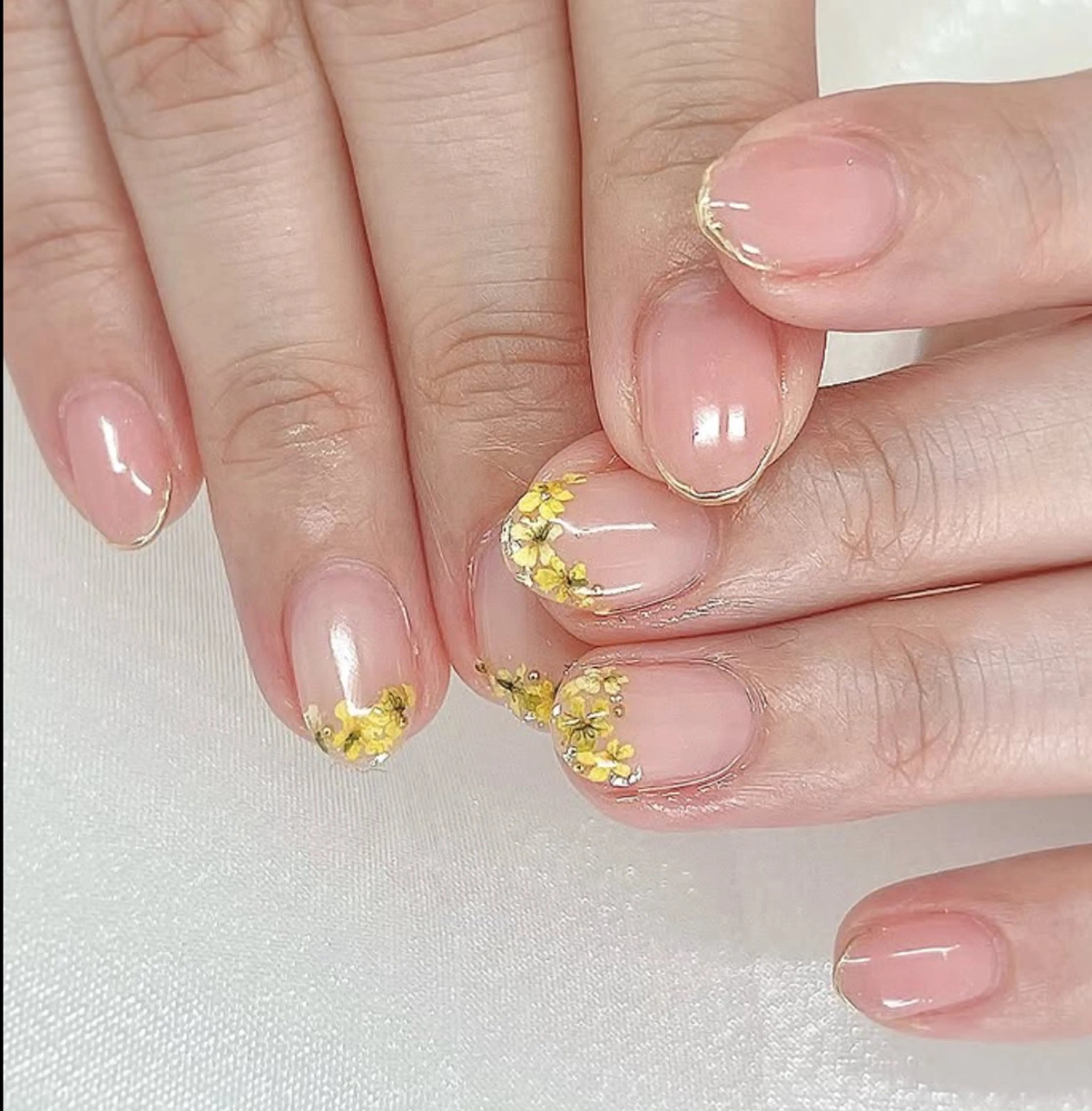 ネイル アートネイル フラワーネイル 春ネイル 黄色 ハンドネイル Roger 舞のネイルデザイン