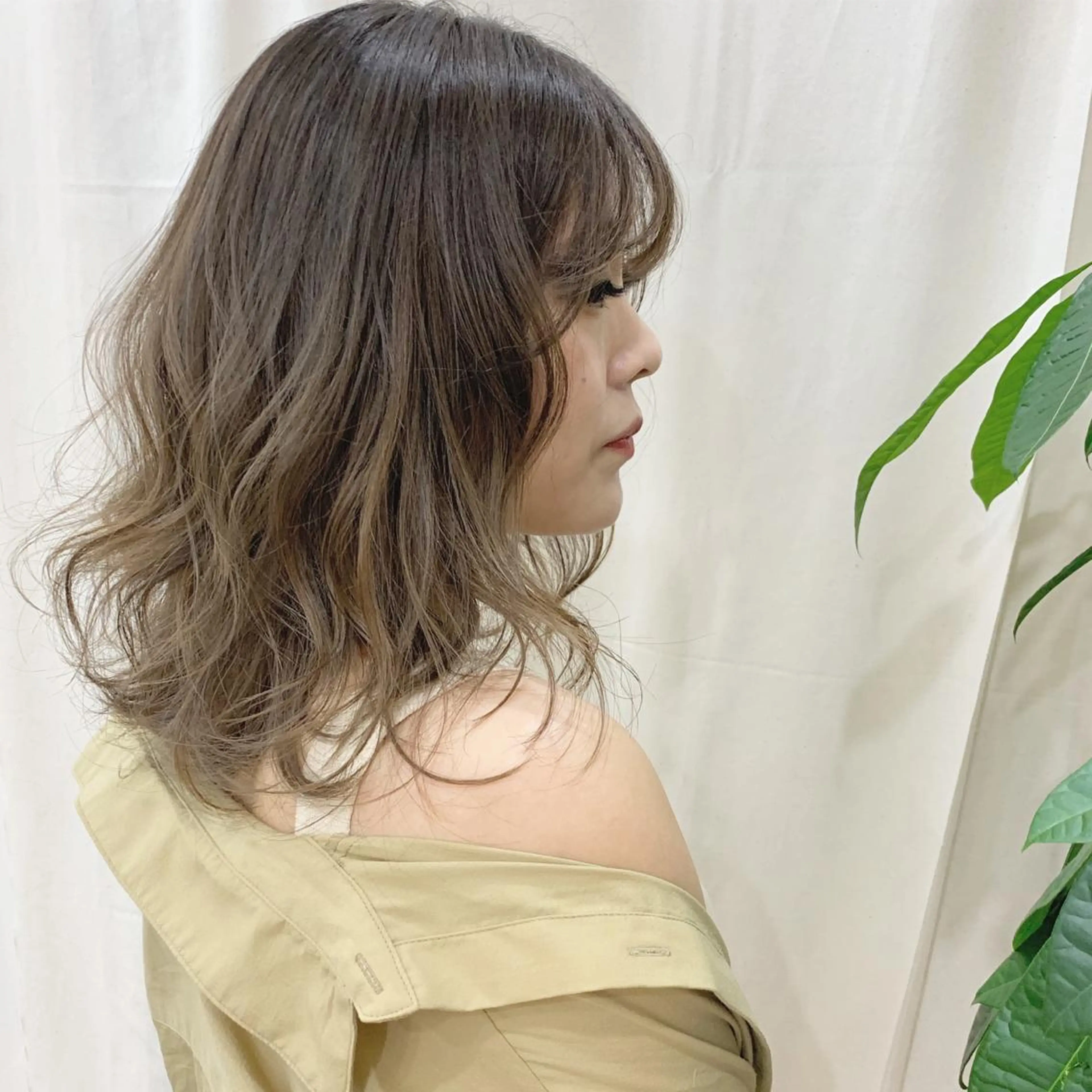 ミディアム KAORU オリーブカラーのヘアスタイル