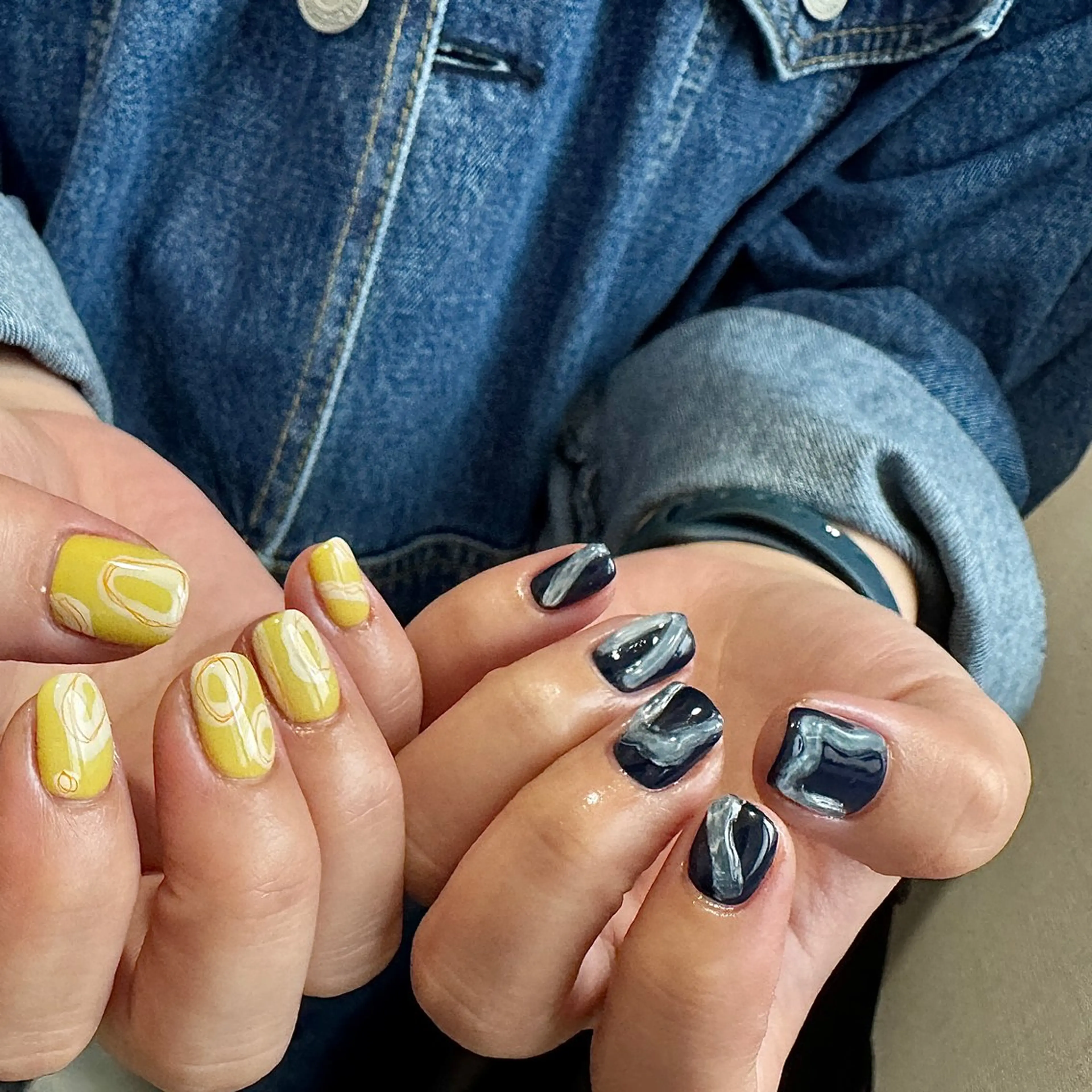 ネイル ネイビー ニュアンスネイル 冬ネイル 黄色 ハンドネイル pointillé .ayaのネイルデザイン