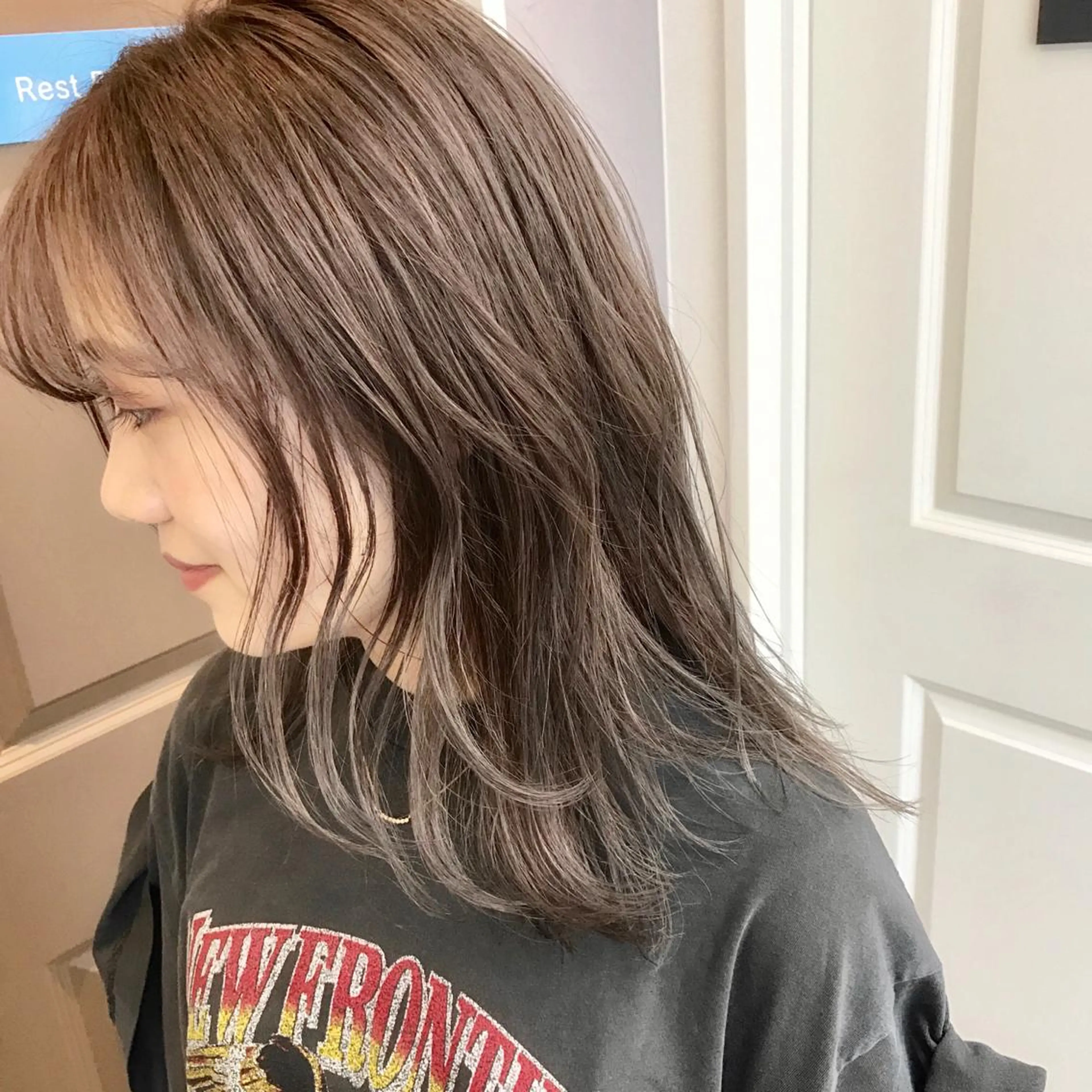 セミロング カラー グレージュ ハイトーンカラー HARUNA🤍 大人ショートヘアのヘアスタイル