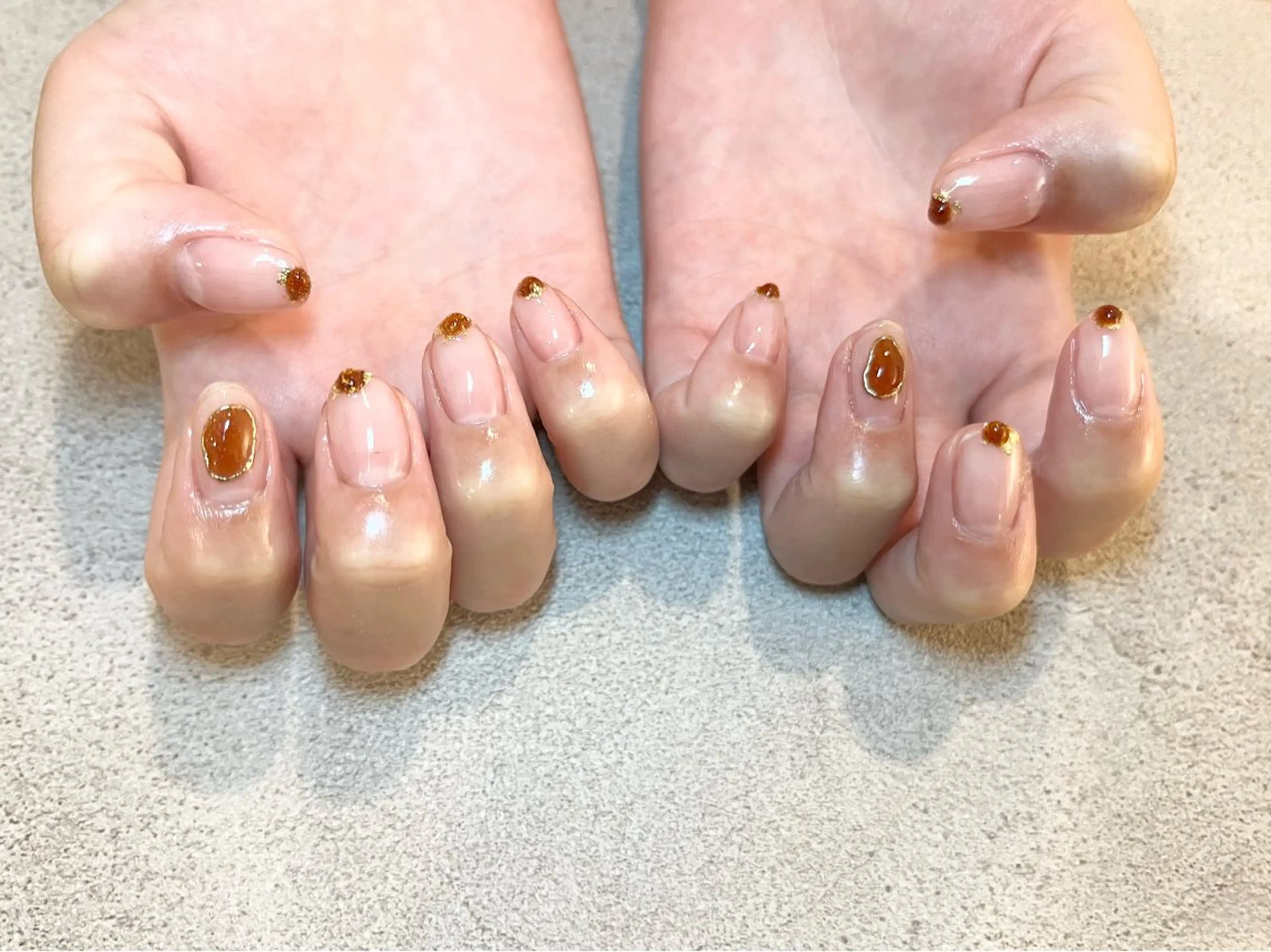 ネイル ブラウン ゴールド ハンドネイル AT.1011(アトリエテンイレブン)所属・AT.1011 (ハルカ)のネイルデザイン