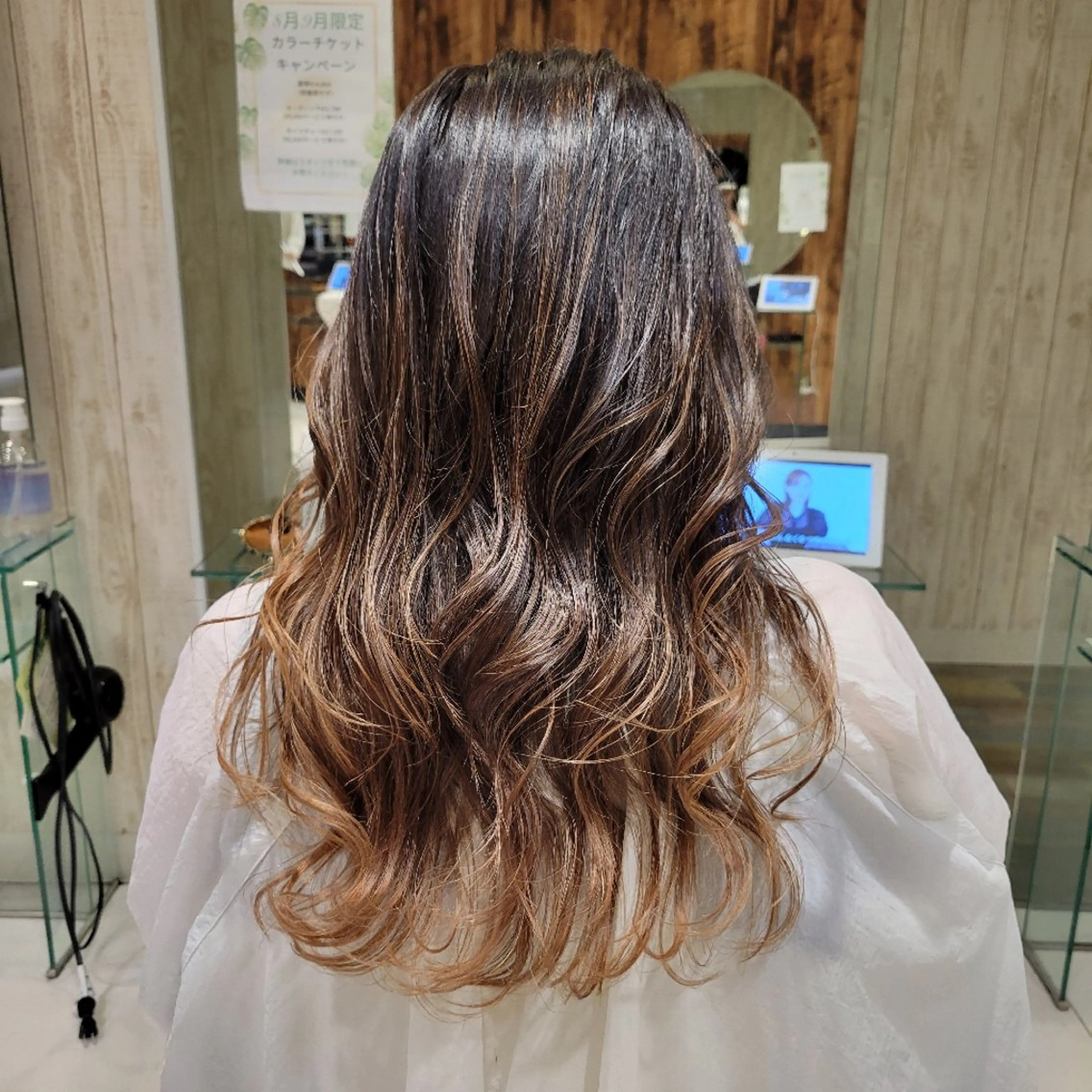 ロング レイヤーカット 韓国風パーマ、白髪ぼ かし　マキノタカユキのヘアスタイル