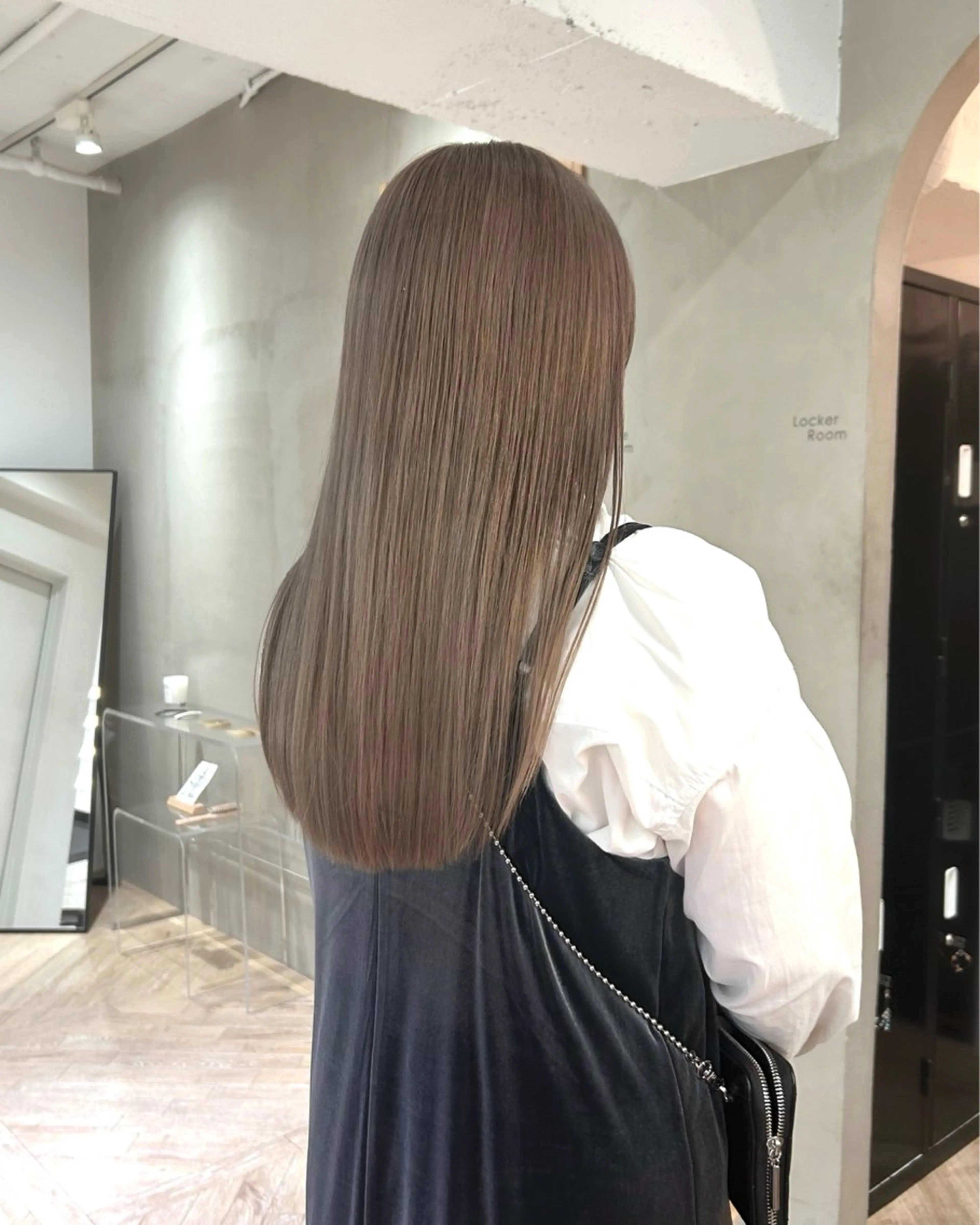 ロング カラー ベージュカラー ブリーチ ケアブリーチ ハイトーンカラー ミルクティーベージュ ヘアカラー トリートメント レイヤーカット/栄/ 顔周り/キトウモエノのヘアスタイル