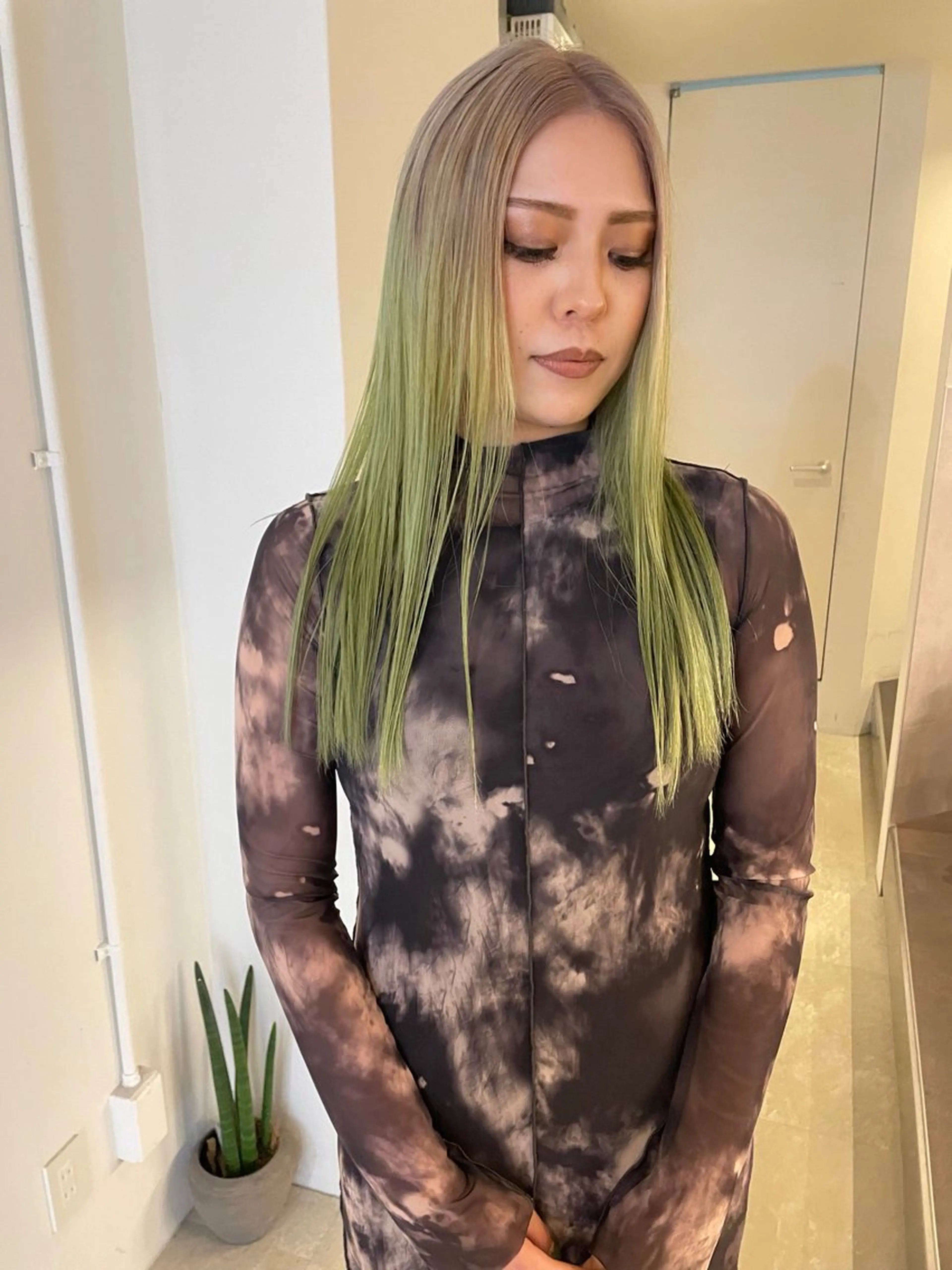 ロング カラー ベージュカラー ブリーチ ケアブリーチ デザインカラー ダブルカラー ヘアカラー トリートメント MIU/ルーツカラー 顔まわりレイヤーのヘアスタイル