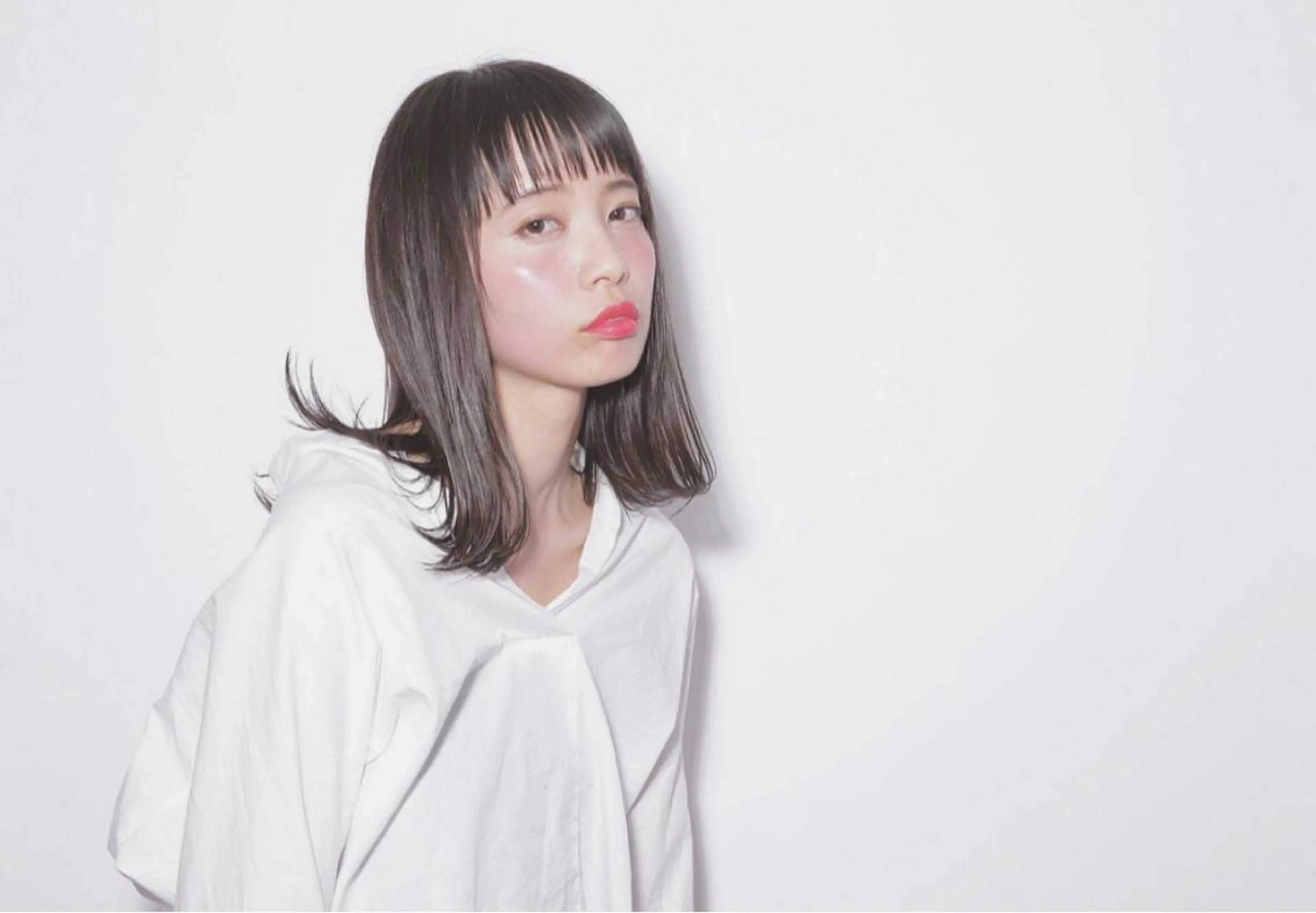 ミディアム カラー ダークグレー ダークグレージュ グレージュ ハイライト、レイヤー カット/西梅田/中西のヘアスタイル