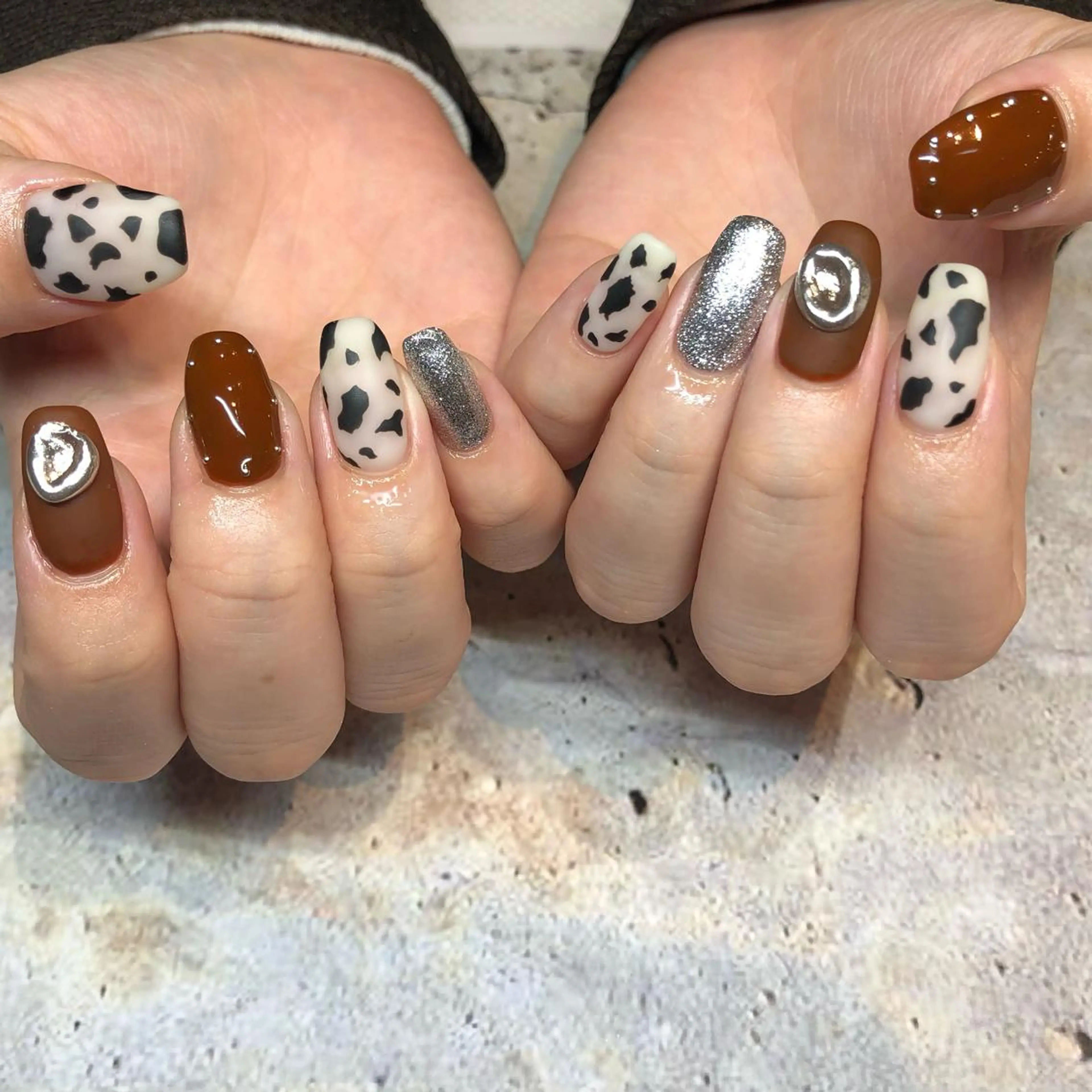 ネイル アートネイル ストーンネイル NuR 【ヌール】のネイルデザイン