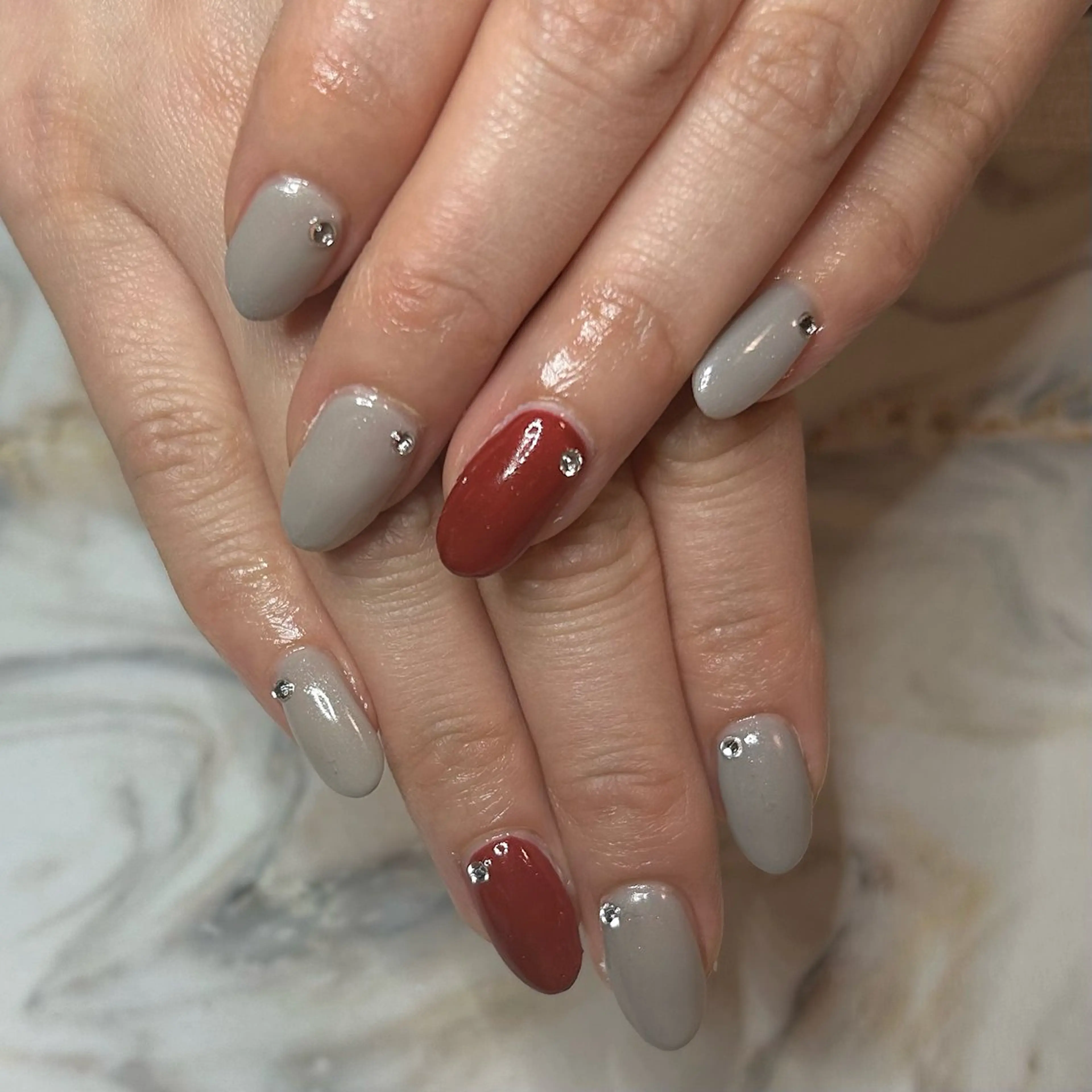 ネイル ニュアンスネイル ワンカラーネイル 赤色 シンプルネイル ストーンネイル フットネイル Nail Stellaのネイルデザイン