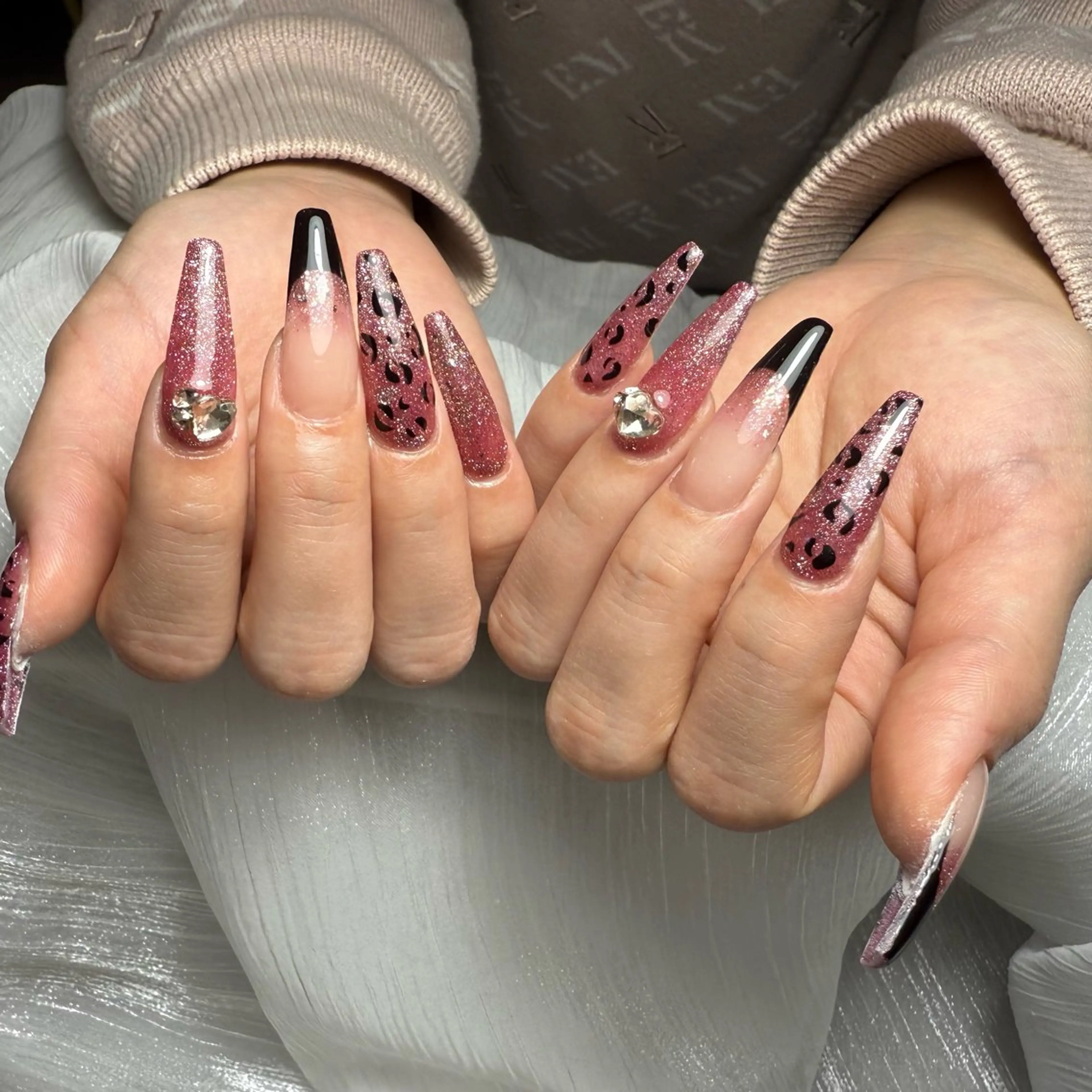 ネイル アニマル柄 オーロラネイル チークネイル フラッシュネイル ジェルネイル ハンドネイル Lyna 池袋のネイルデザイン