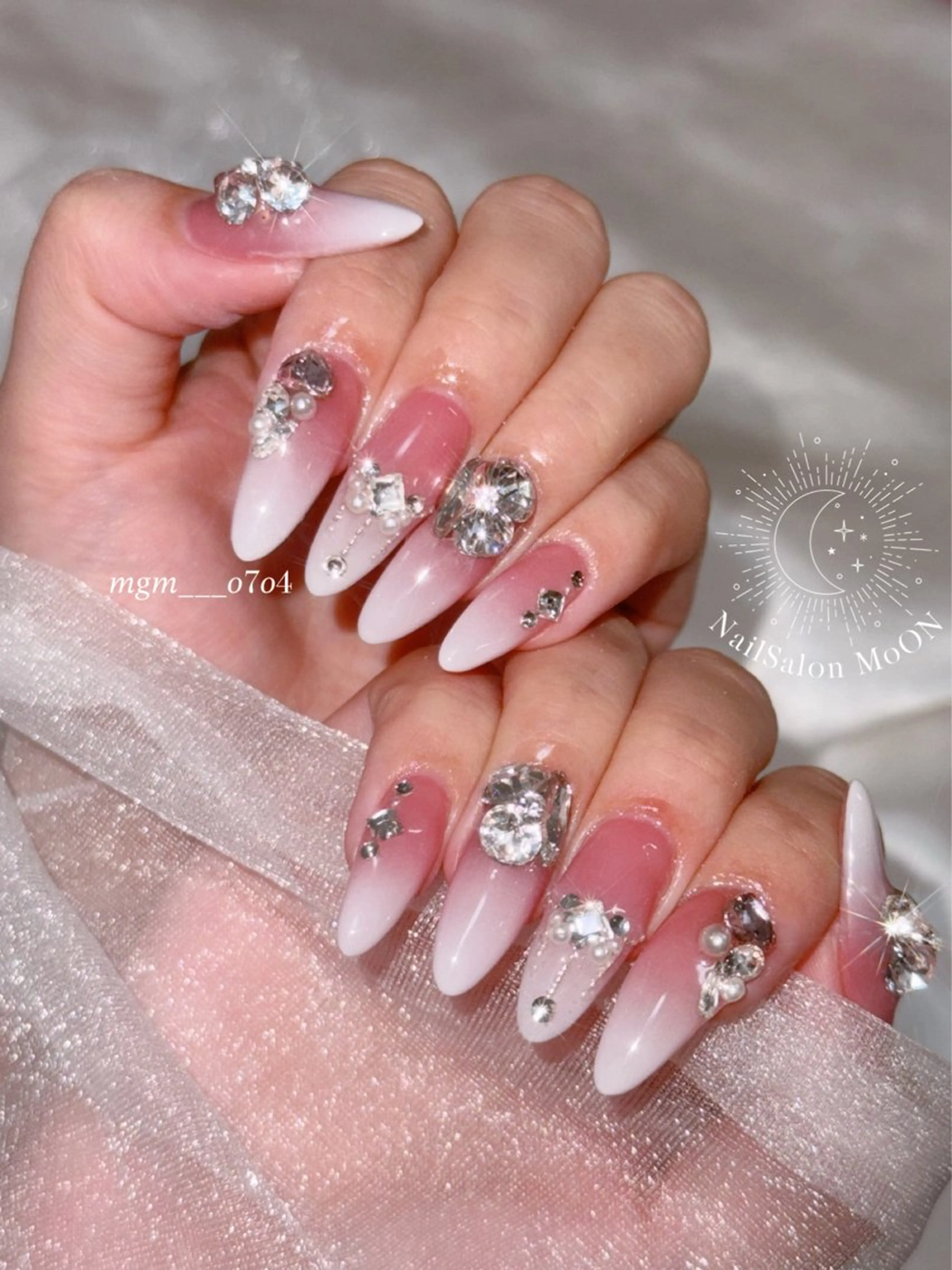 MoON...❤︎ MeGuのネイルデザイン