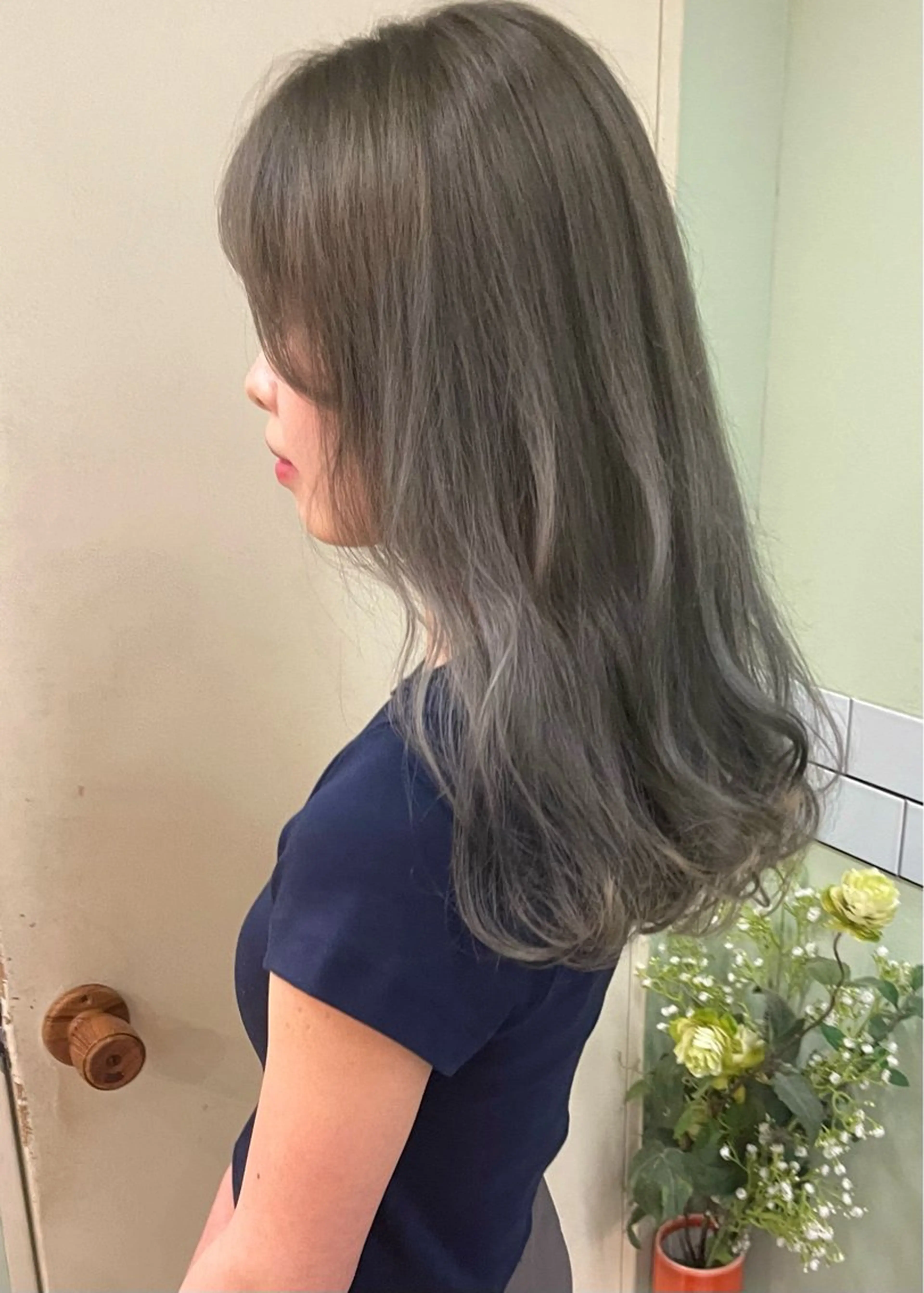 ミディアム カラー シルバー カット ヘアカラー トリートメント 髪質改善ｶﾗｰ ｹｱﾌﾞﾘｰﾁ/ﾀﾑのヘアスタイル