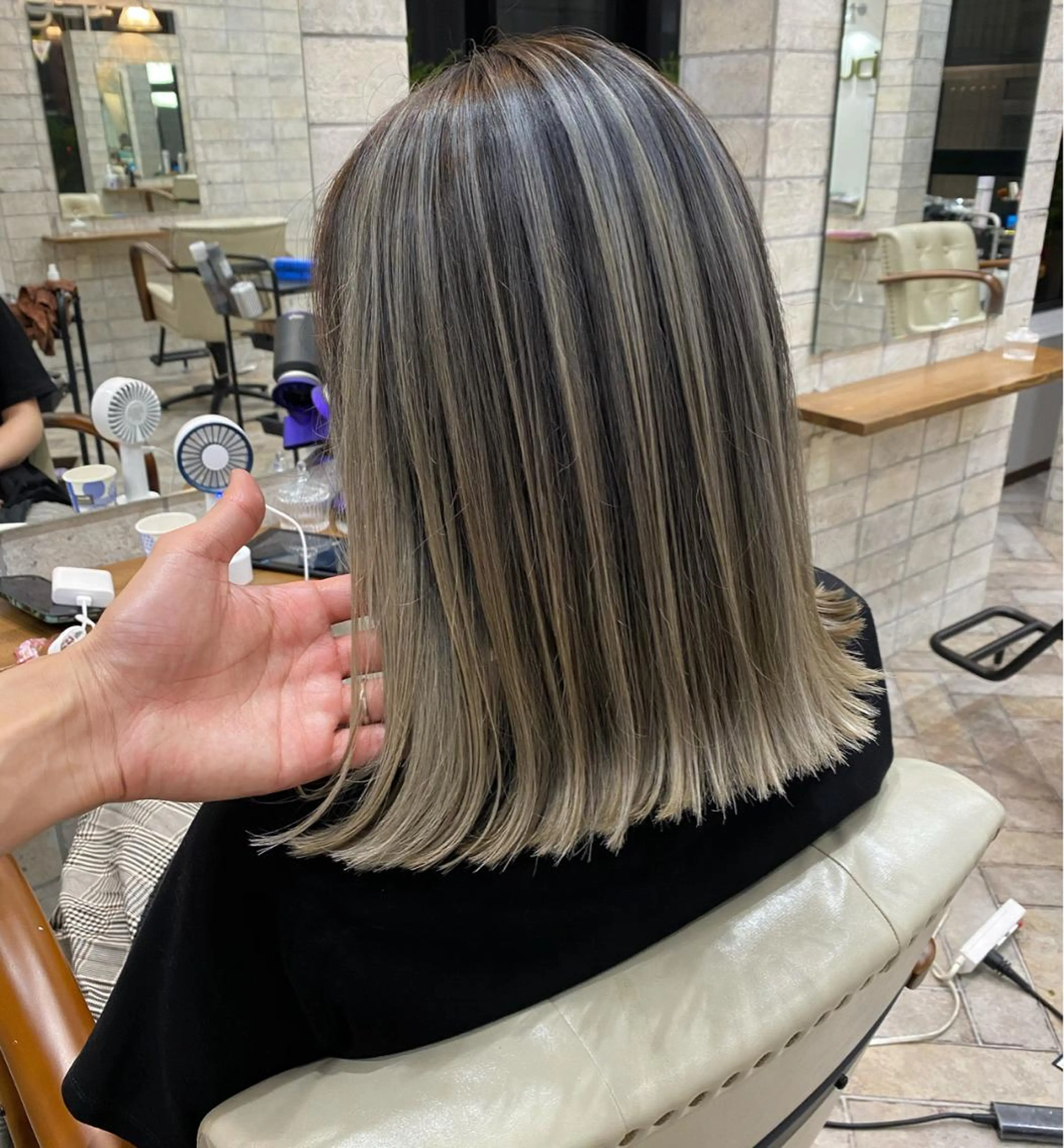 ミディアム カラー パーマ ヘアアレンジ メンズ キッズ ネイル マツエク・マツパ カット ヘアカラー ハイライト、レイヤー カット/西梅田/中西のヘアスタイル