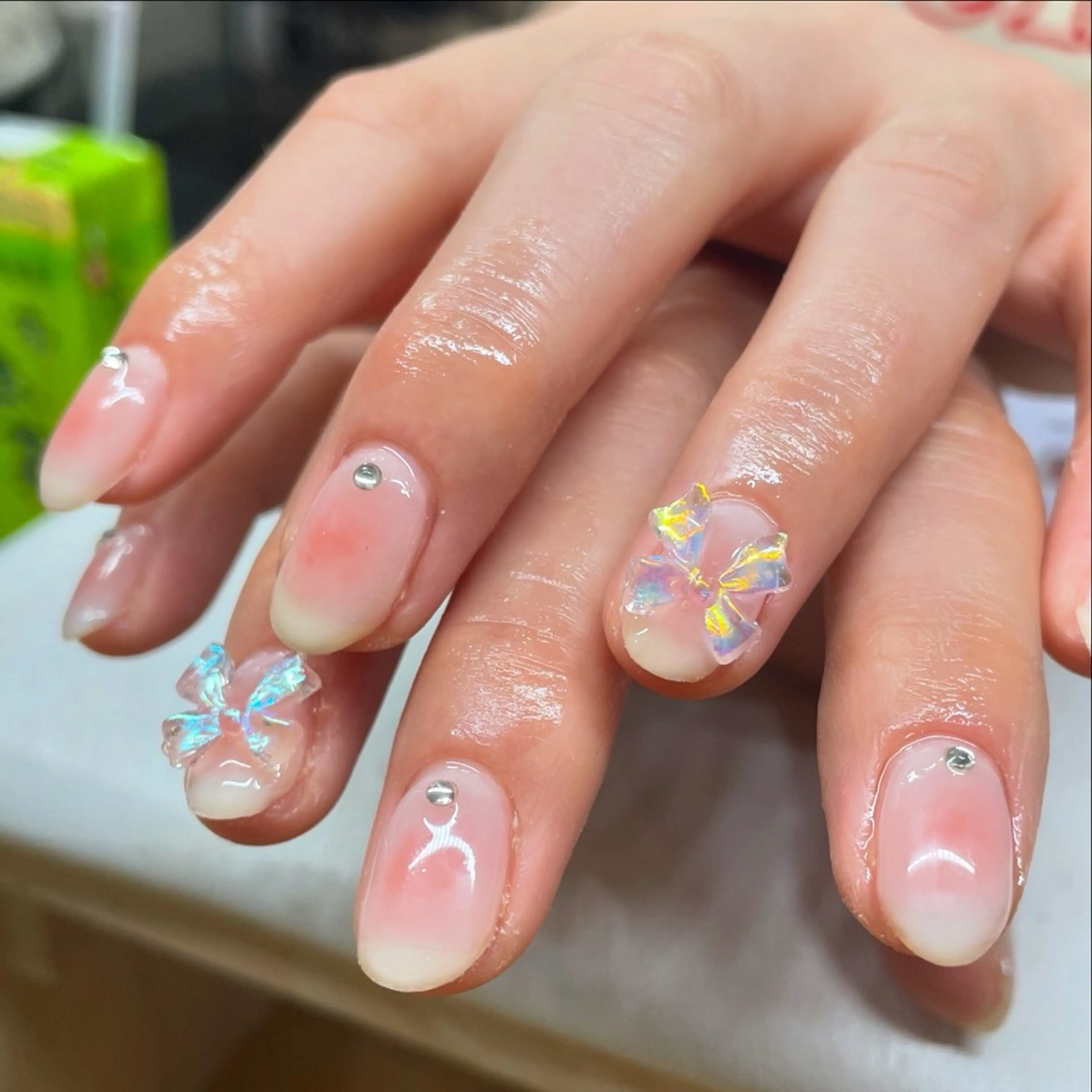 ネイル チークネイル ガーリー リボン シンプルネイル ハンドネイル ハンドケア 🎀NAIL🎀 AI🪄︎︎◝✩のネイルデザイン