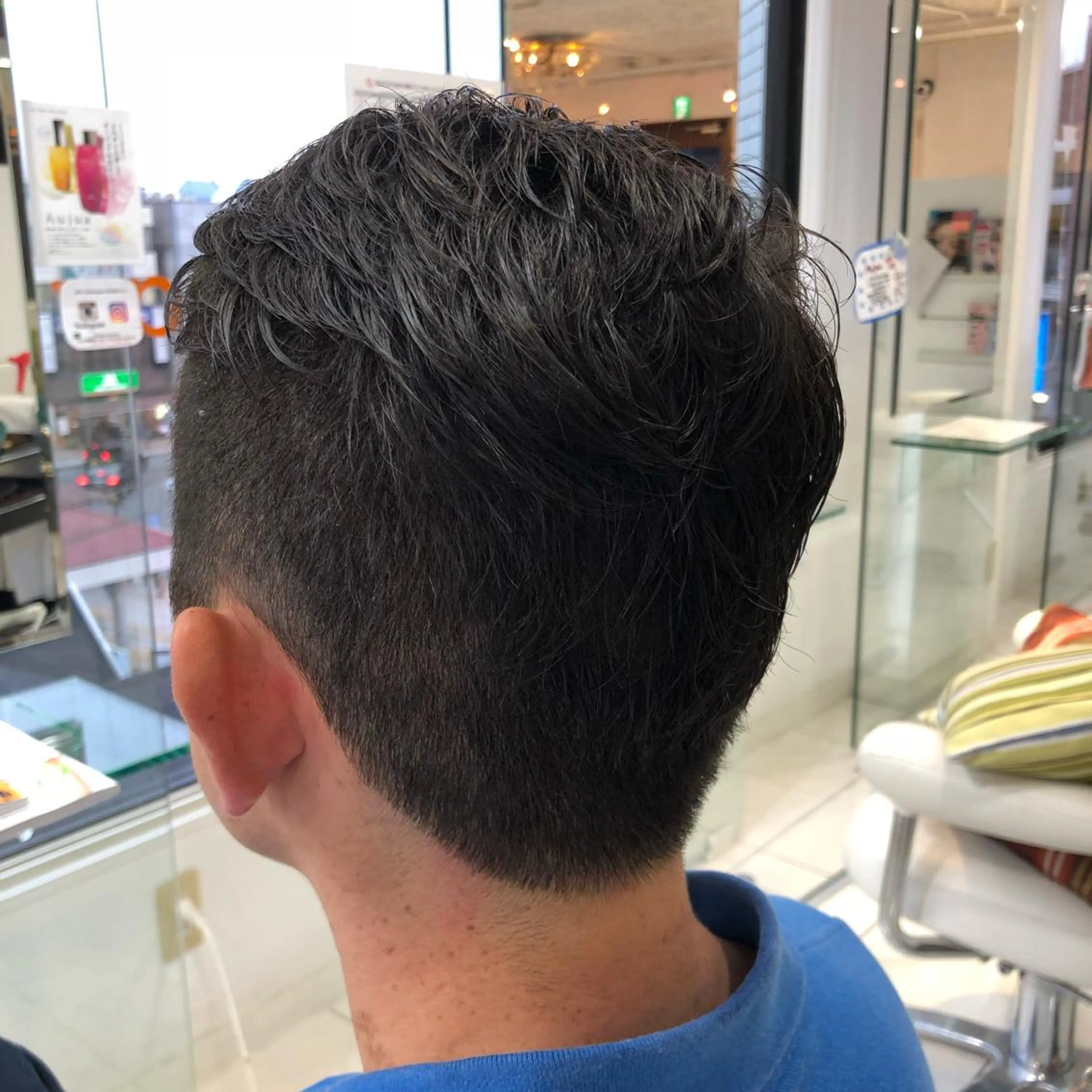 メンズ オールバック 刈り上げ 根岸 真奈美のヘアスタイル