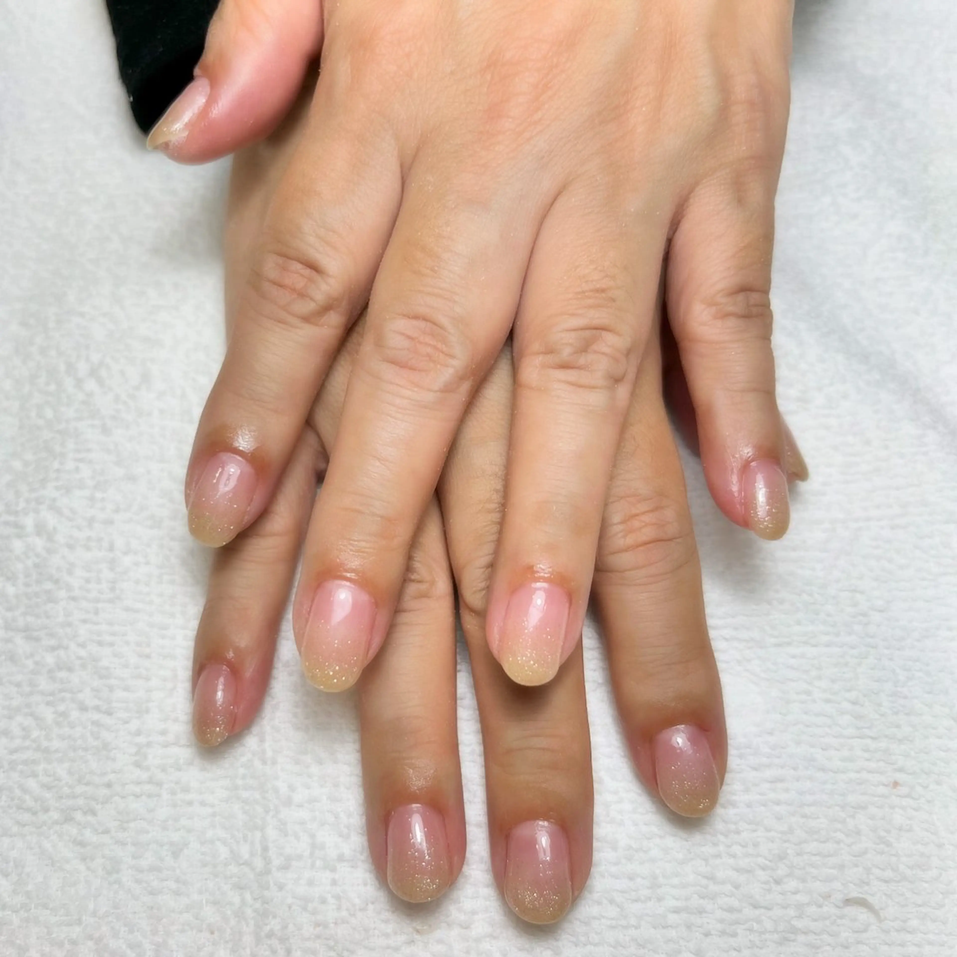 ネイル グラデーション ラメ(グリッター) ラメグラデーション ホワイト ハンドネイル arce amiのネイルデザイン