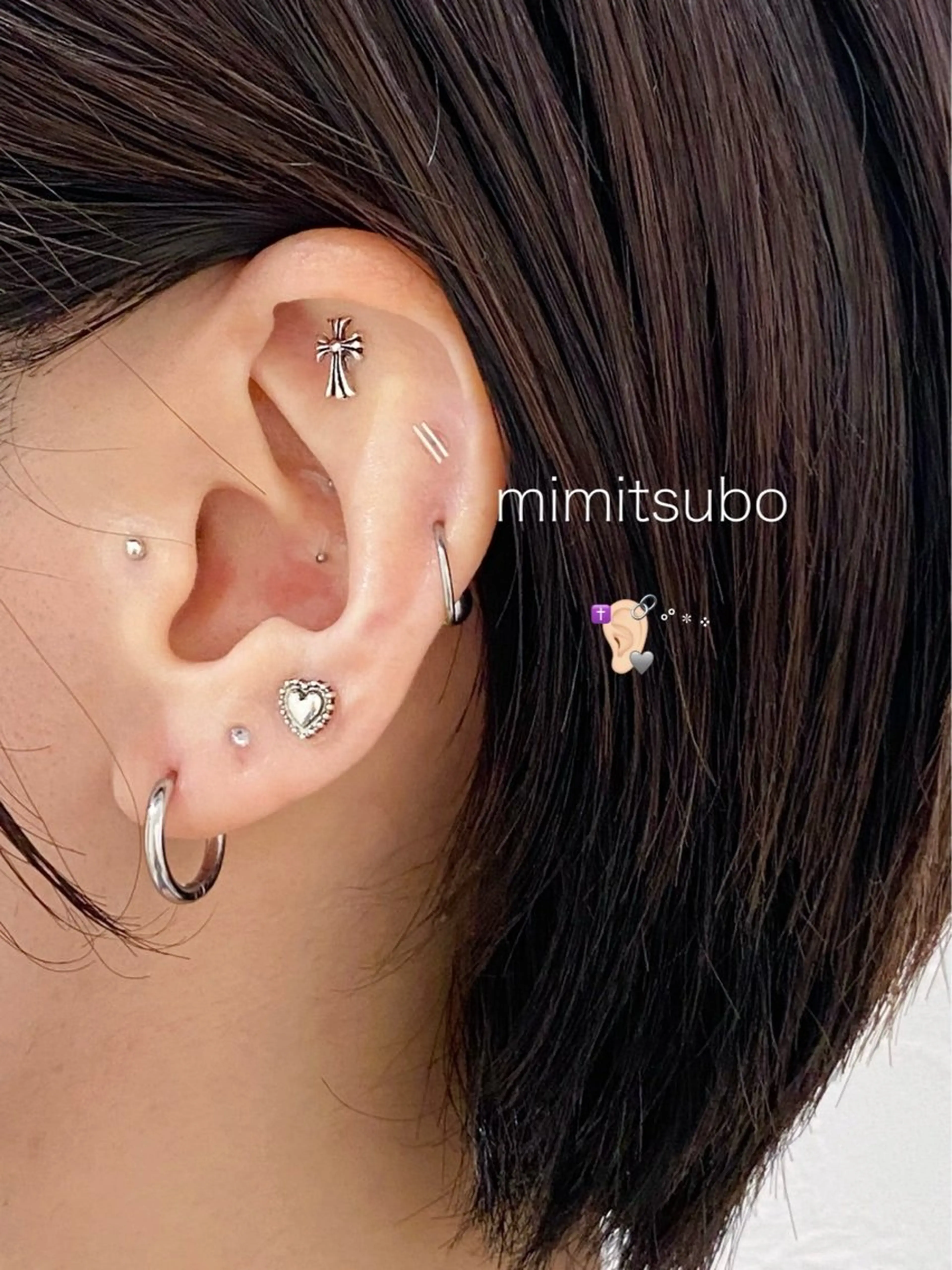 【貼るだけ簡単ヘルスケア】 SNSで話題の耳ツボジュエリーの写真