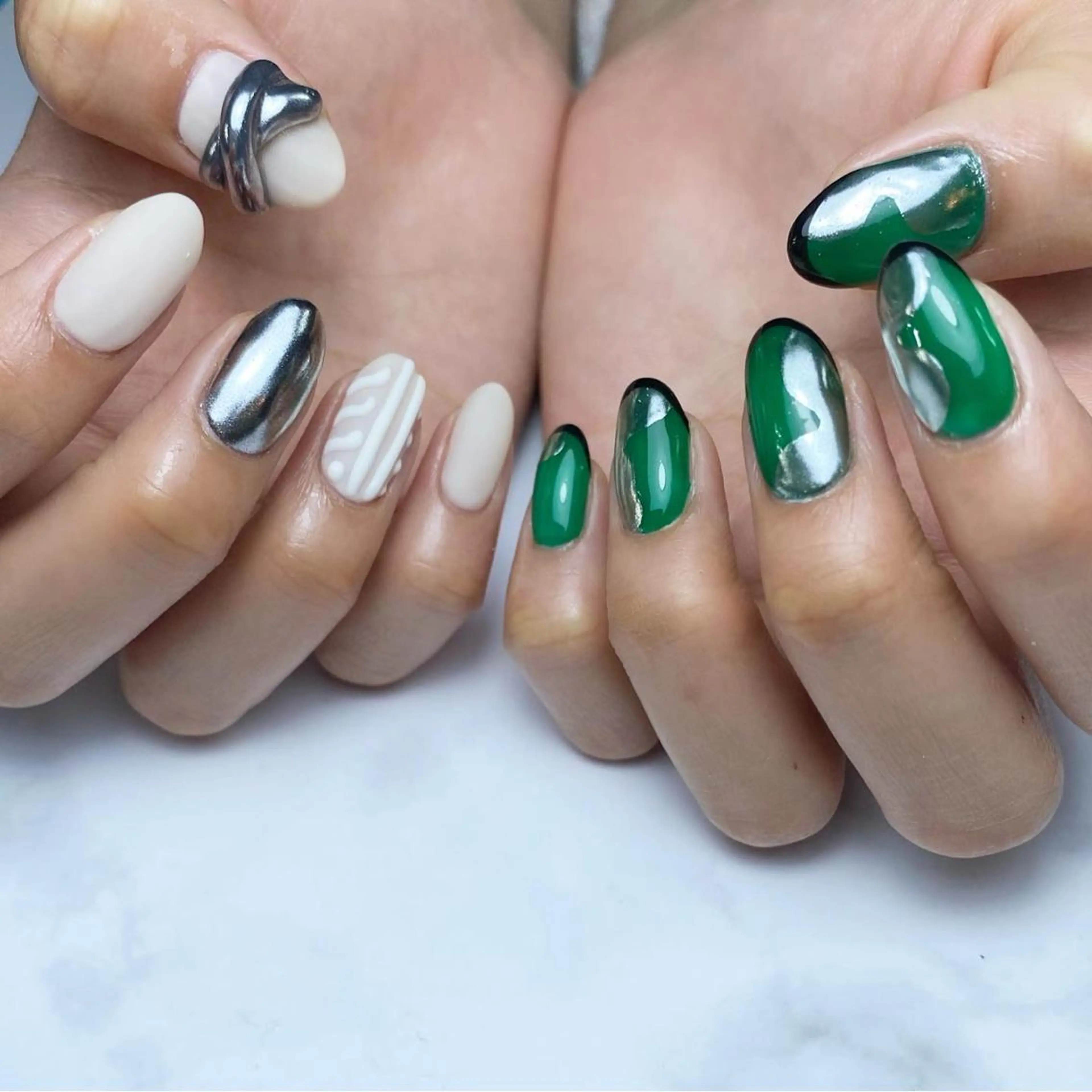 ネイル ミラーネイル シルバー Nail ameria megu所属・ameria meguのネイルデザイン