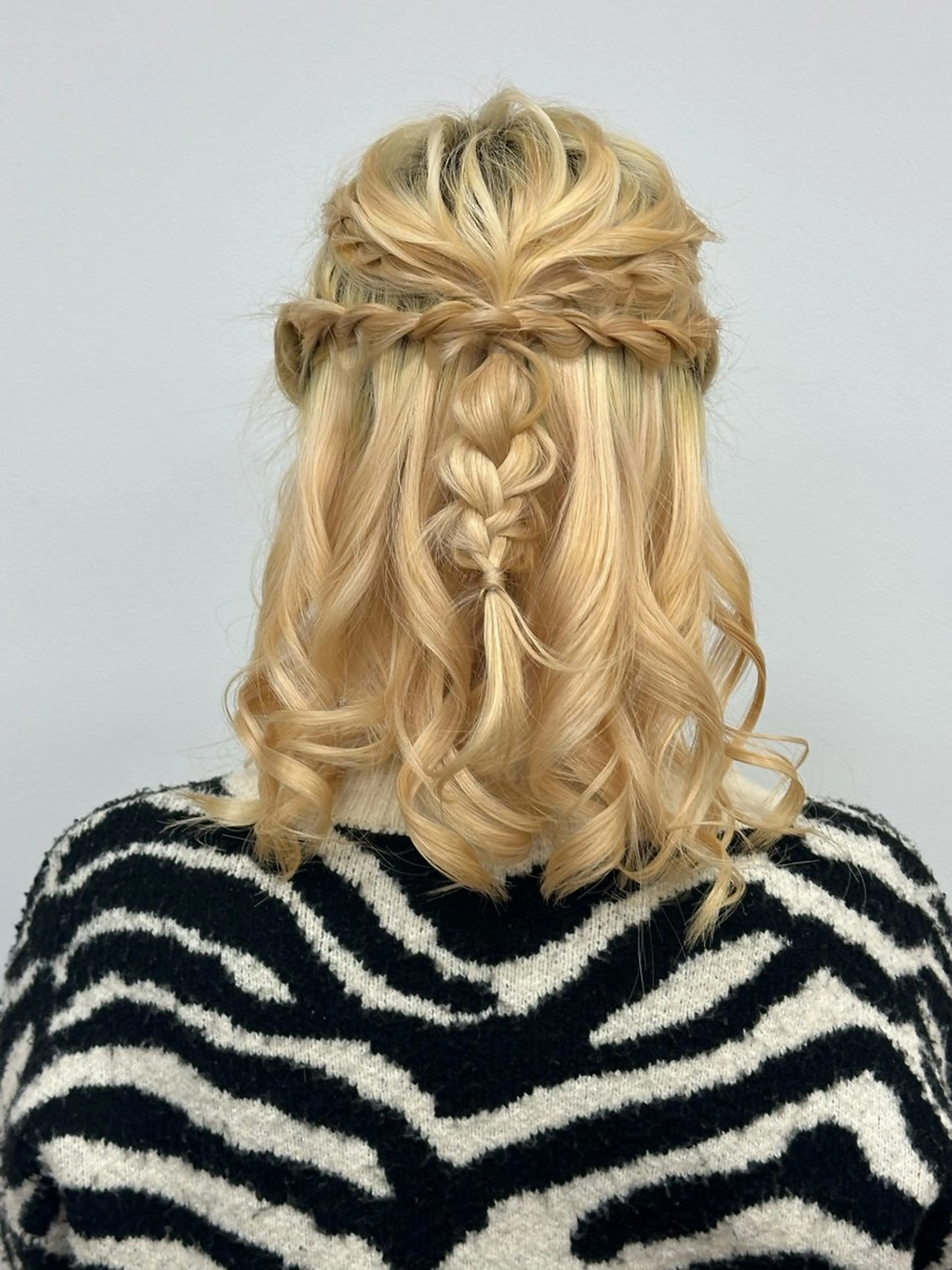 ロング ヘアアレンジ ハーフアップ ヘアセット rebloom所属・山之内匠/艶カラー/ ハイトーン/ブリーチのヘアスタイル