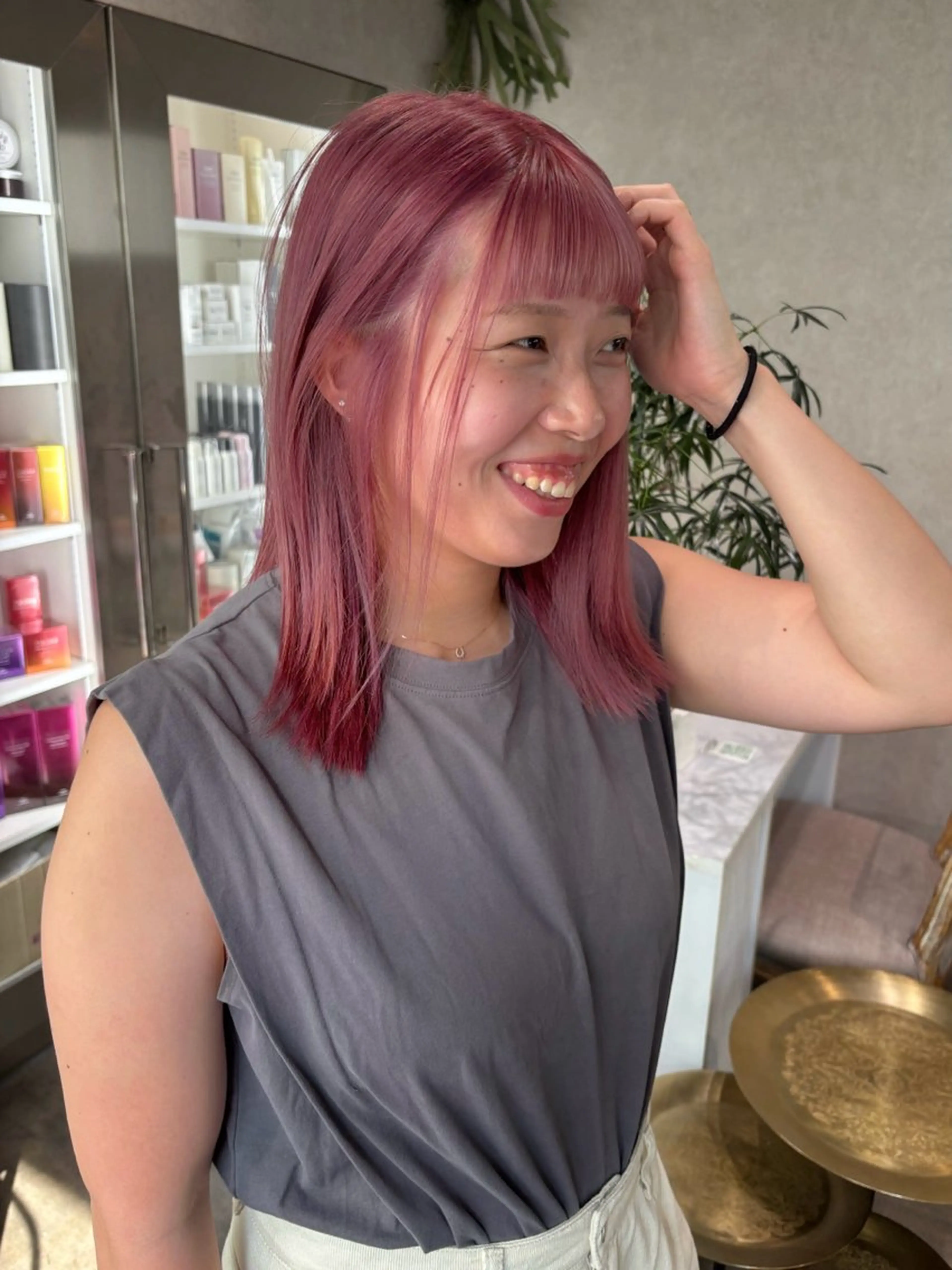 セミロング カラー ヘアアレンジ 切りっぱなしボブ ブリーチ ダブルカラー イヤリングカラー ハイライトカラー iona/ハイトーン /ネイルのネイルデザイン