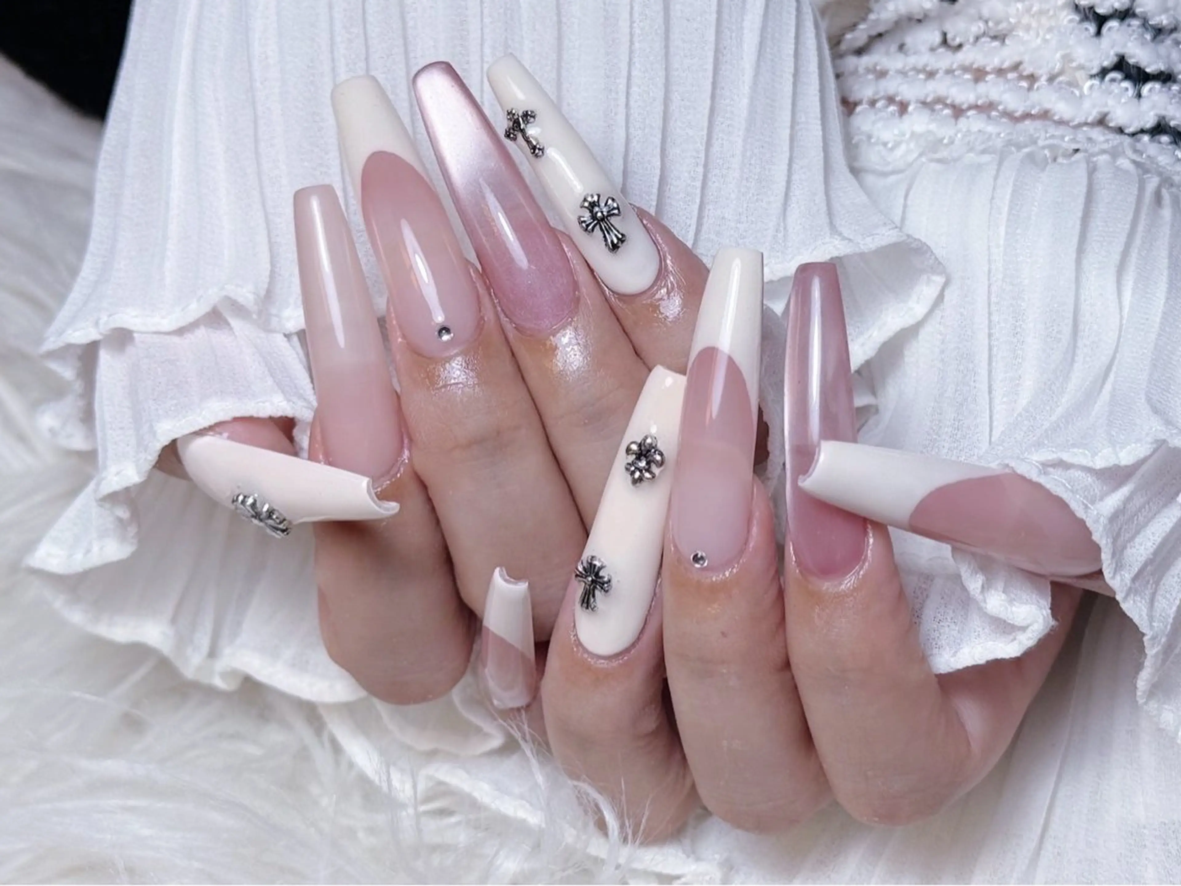 ネイル チークネイル 長さ出し フラワーネイル フレンチネイル ガーリー ハンドネイル NEW NAIL所属・NEW NAIL 池袋のネイルデザイン