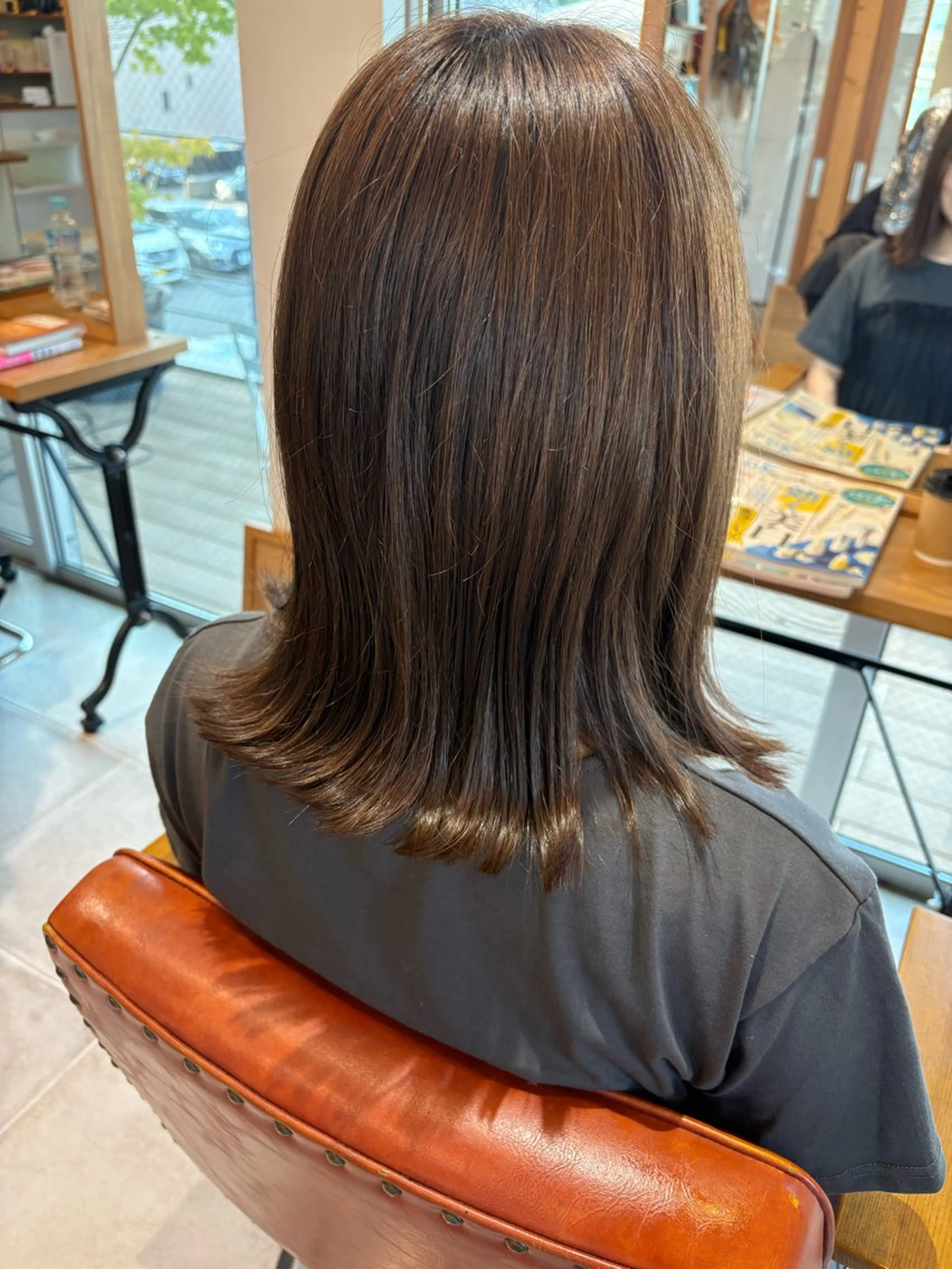 ミディアム カラー ベージュカラー オリーブベージュ 外ハネヘア カット ヘアカラー 竹広綾乃/ 艶カラーのヘアスタイル
