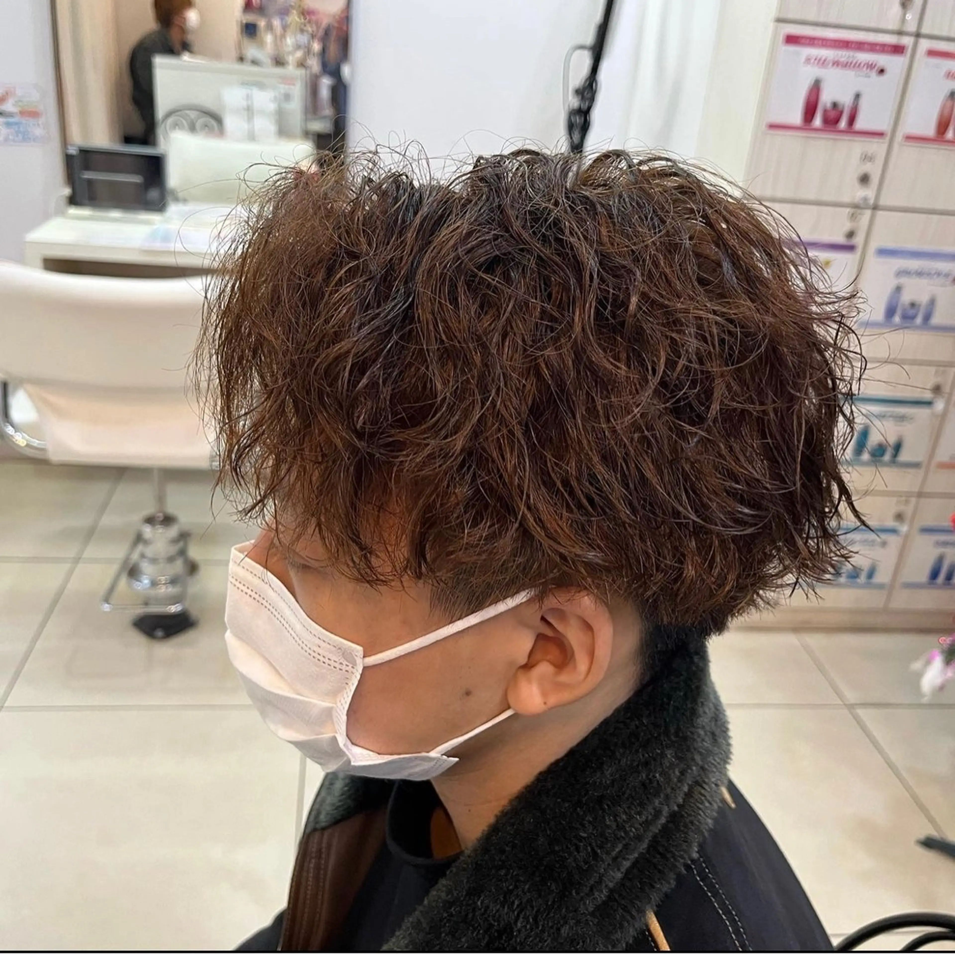 ミディアム パーマ メンズ ミディアムパーマ センターパート メンズパーマ ツイストスパイラルパーマ スパイラルパーマ カット パーマ 韓国風メンズ/毛流れ ヘアなら須田龍世のヘアスタイル