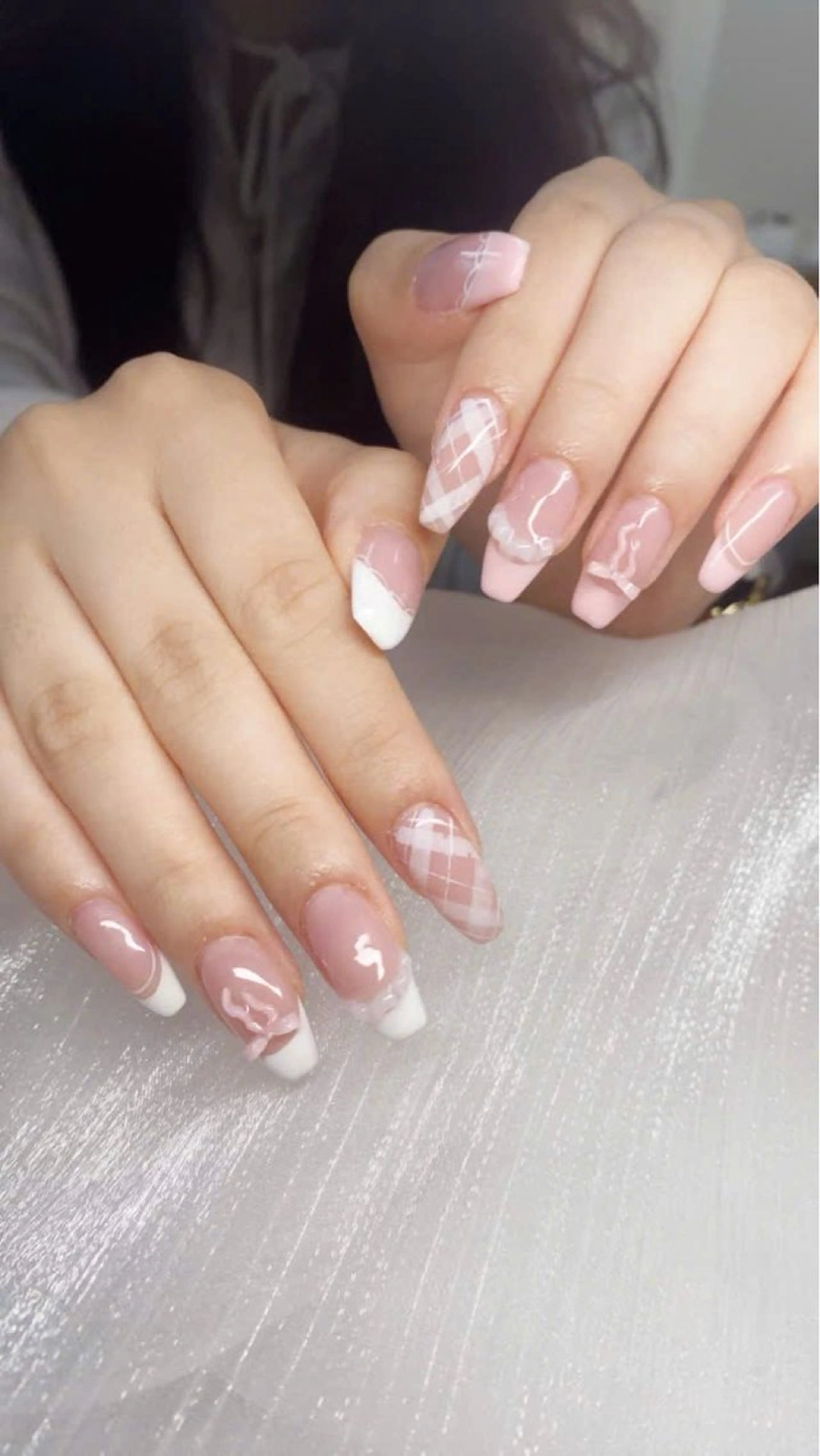 ネイル フレンチネイル グラデーション キラキラネイル 韓国ネイル マグネットネイル ハンドネイル ハンドケア Hara Nail 【パラジェル使用】のネイルデザイン