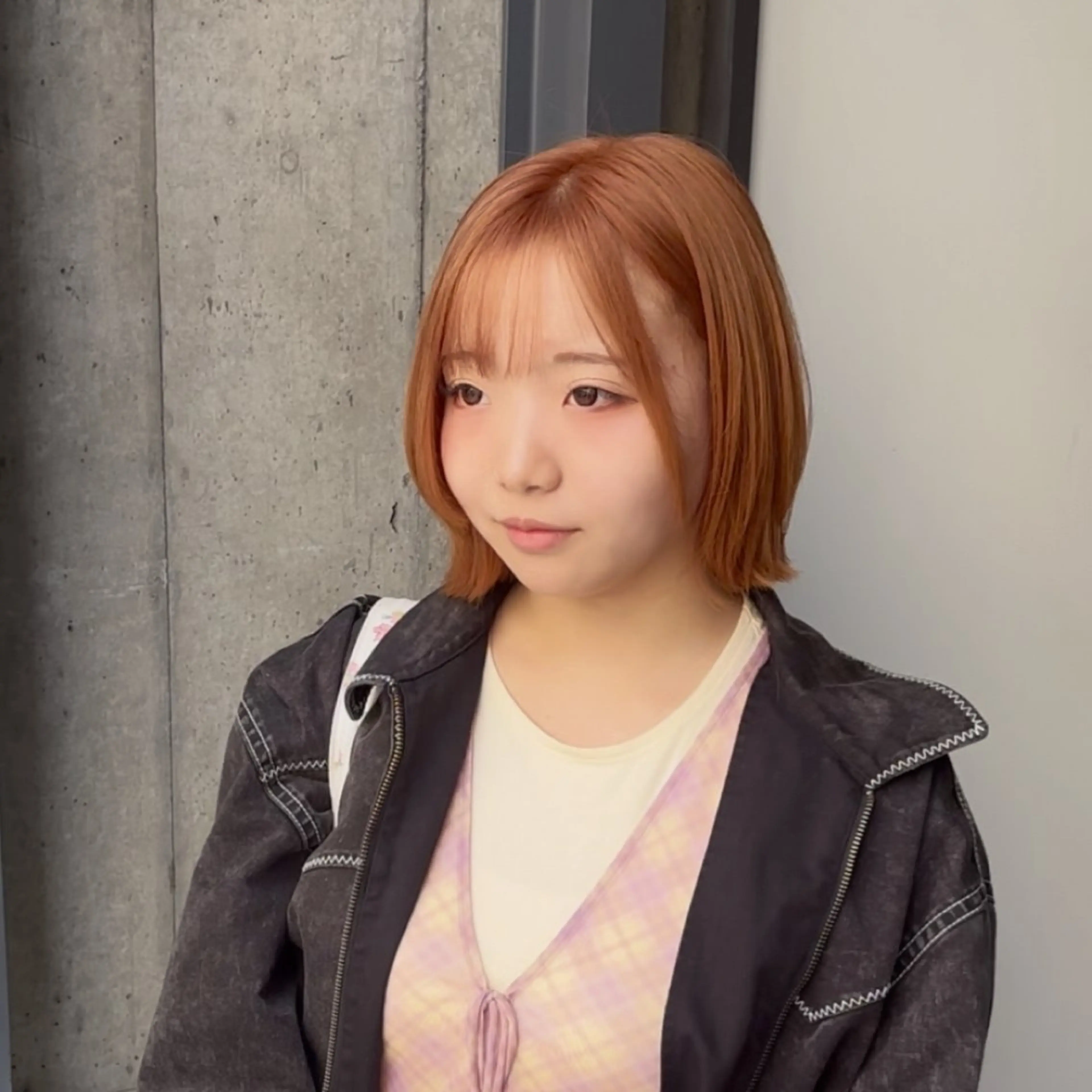 ショート カラー ボブレイヤー ブリーチ オレンジ オレンジピンク ピンクカラー aura所属・CONAN｜レイヤー ボブ／ハイトーンのヘアスタイル