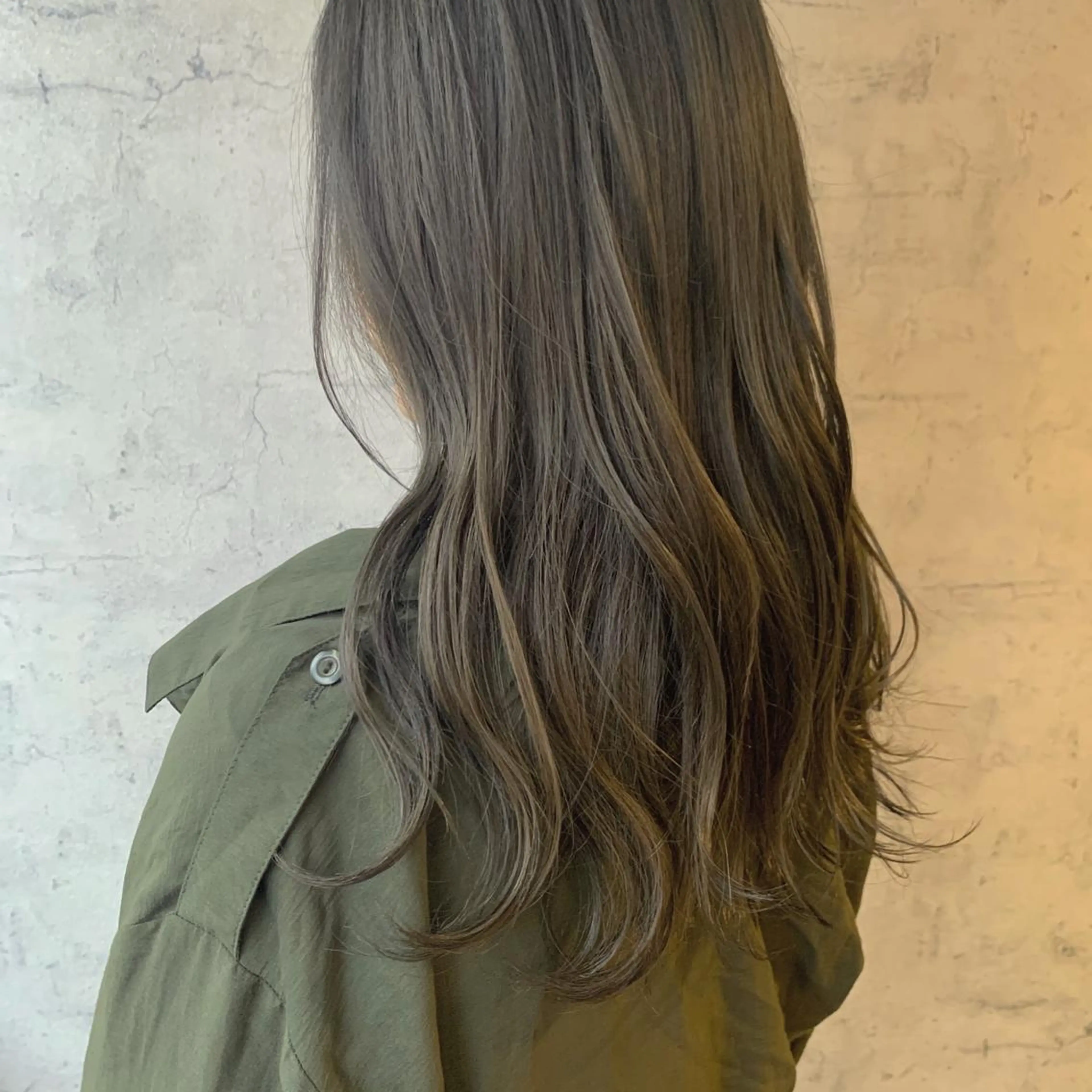 ロング カラー グレージュ カーキグレージュ toiro by lien hair atelier所属・池田 真由美のヘアスタイル