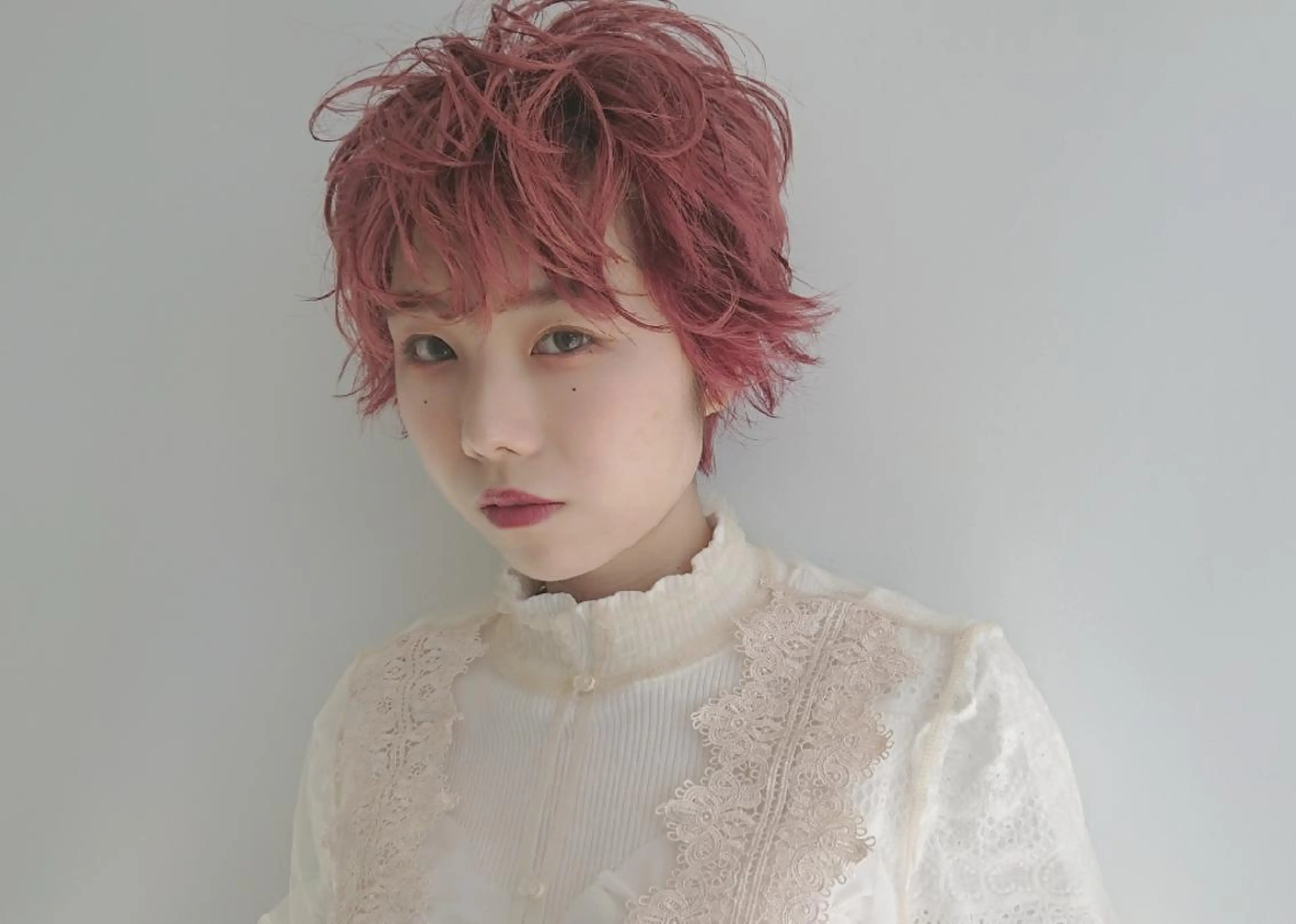 ショート カラー ショートボブ ブリーチ 透明感カラー デザインカラー レッドカラー nambu-GARDEN所属・上田 昂雅のヘアスタイル