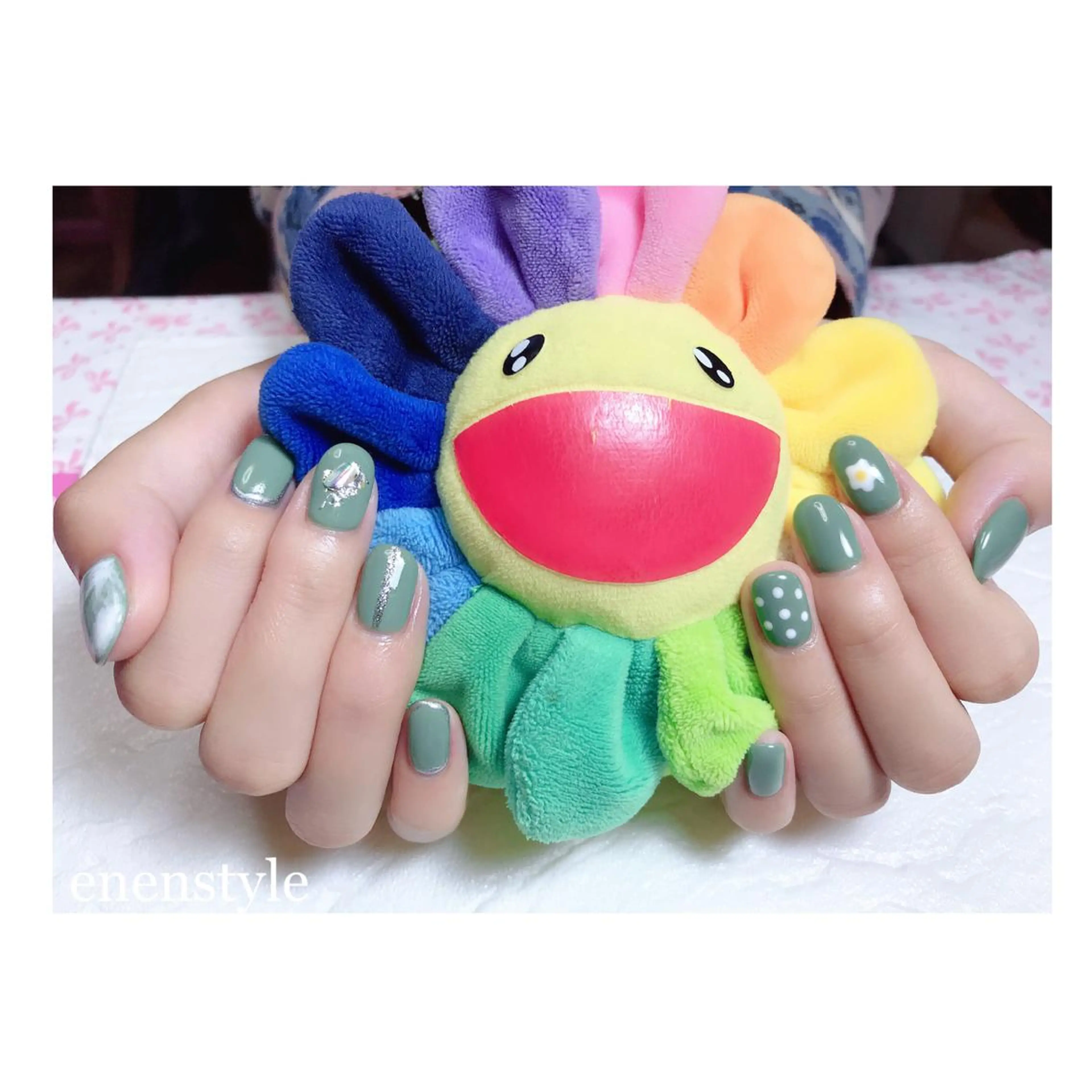 ショート ネイル ジェルネイル グリーン ニュアンスネイル オフィスネイル シンプルネイル ハンドネイル 👑enen style👑のネイルデザイン