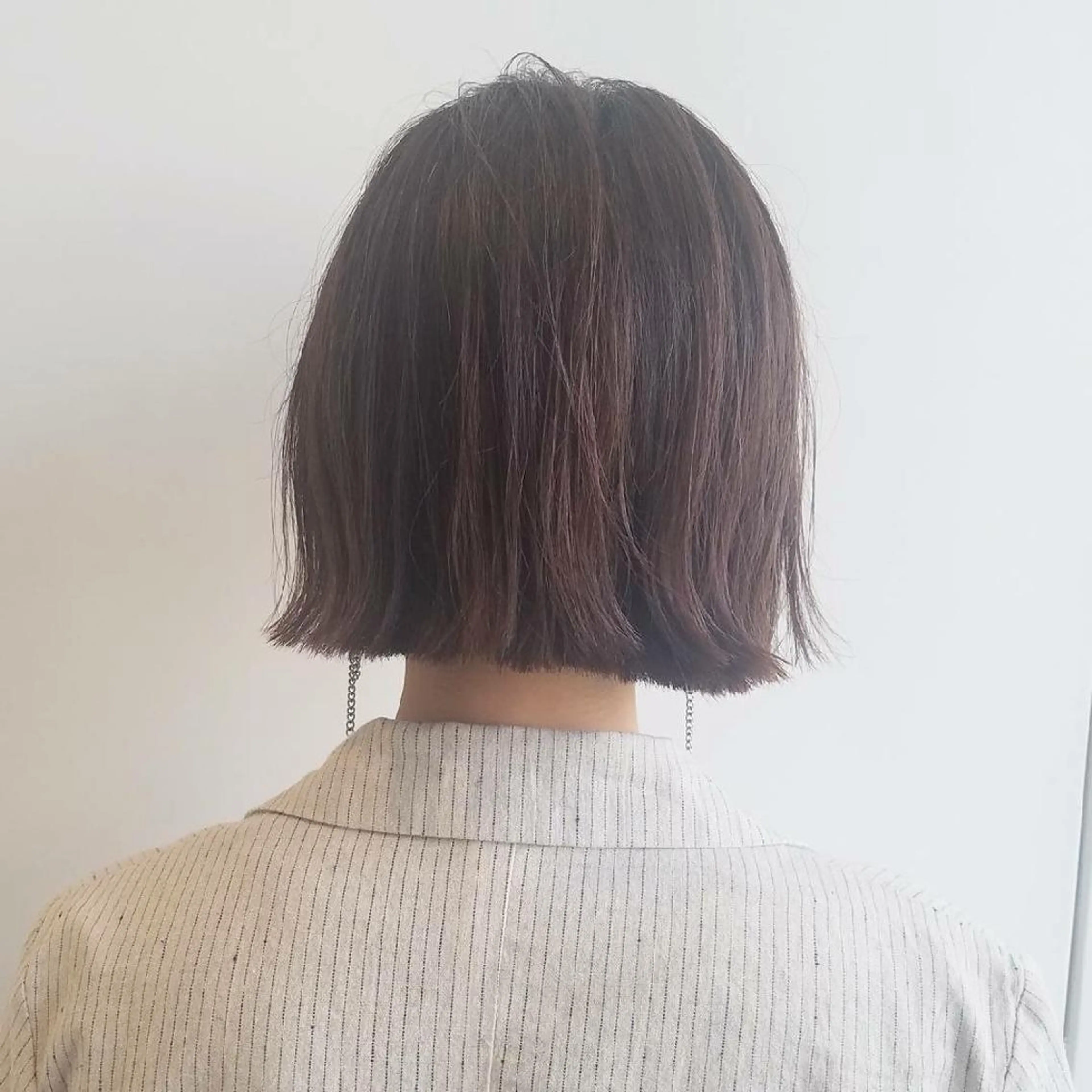 ショート カラー 切りっぱなしボブ ボブ iplus まつげ、眉毛、耳つぼのマツエク・マツパデザイン