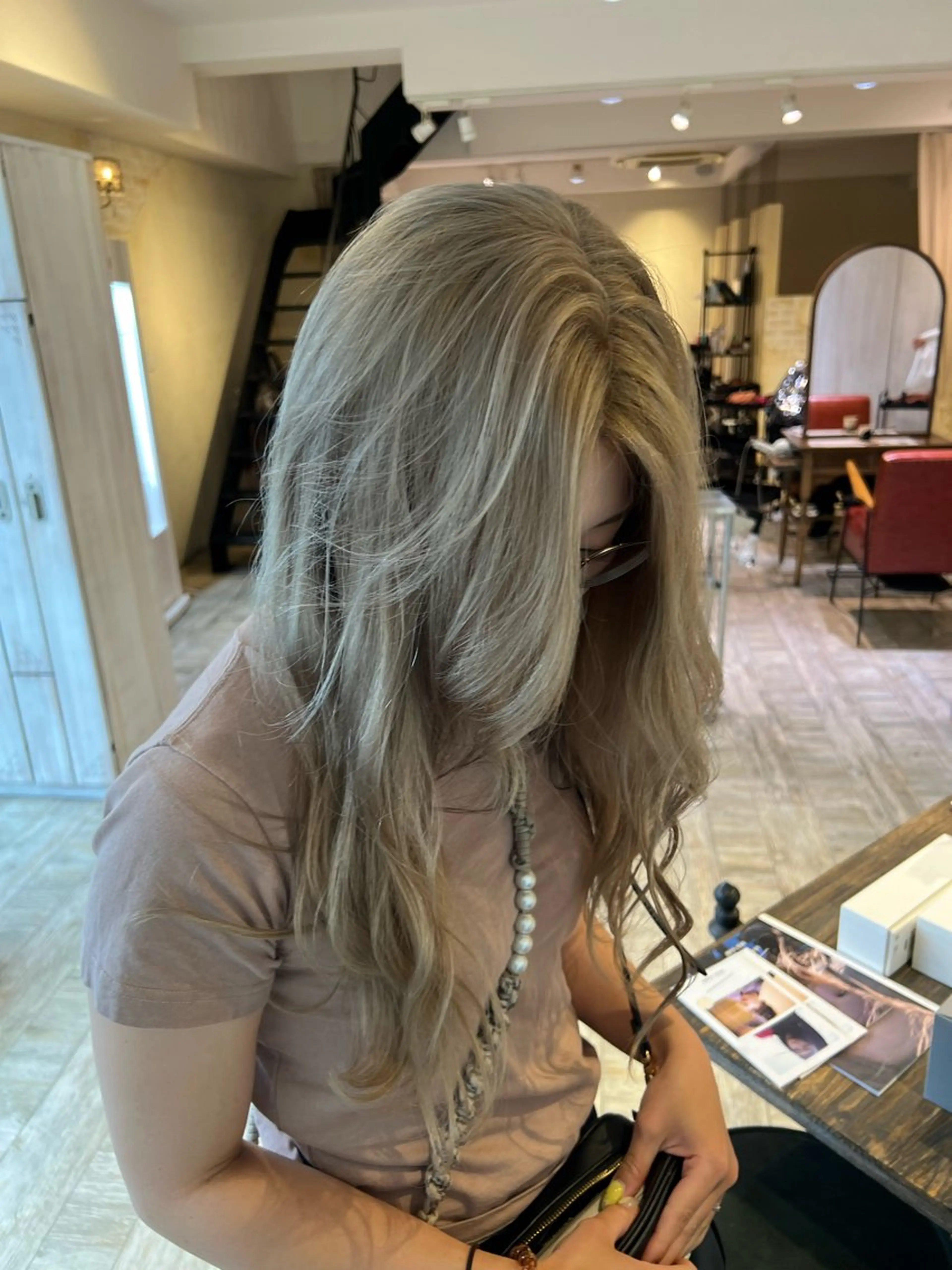 ロング カラー ベージュカラー ブリーチ ホワイトベージュ ヘアカラー 似合わせ/ブリーチ カラー.岡田友仁のヘアスタイル