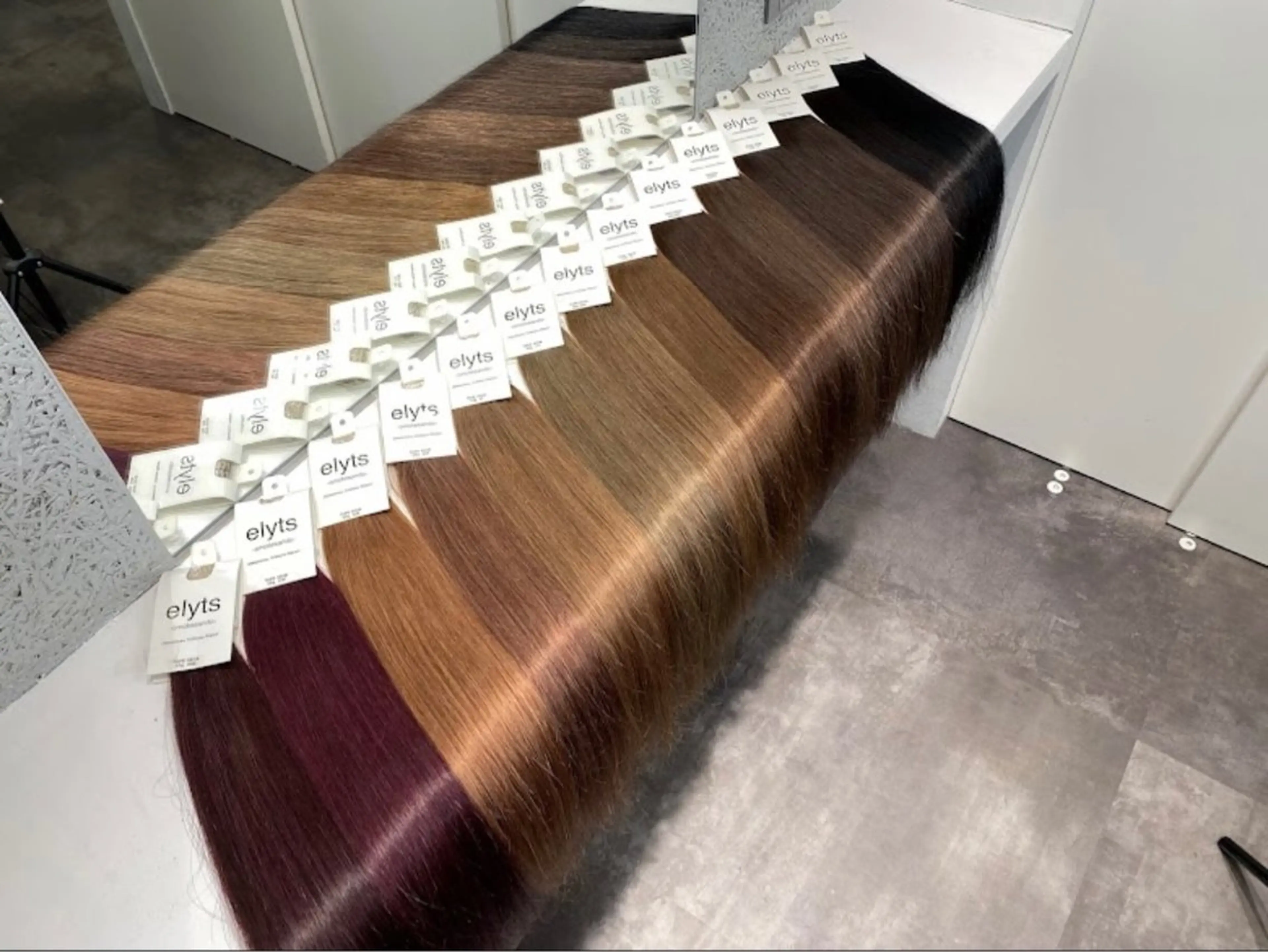 ⭐️elyts最安値⭐️【最高級レミー毛】美髪シールエクステ40本の写真