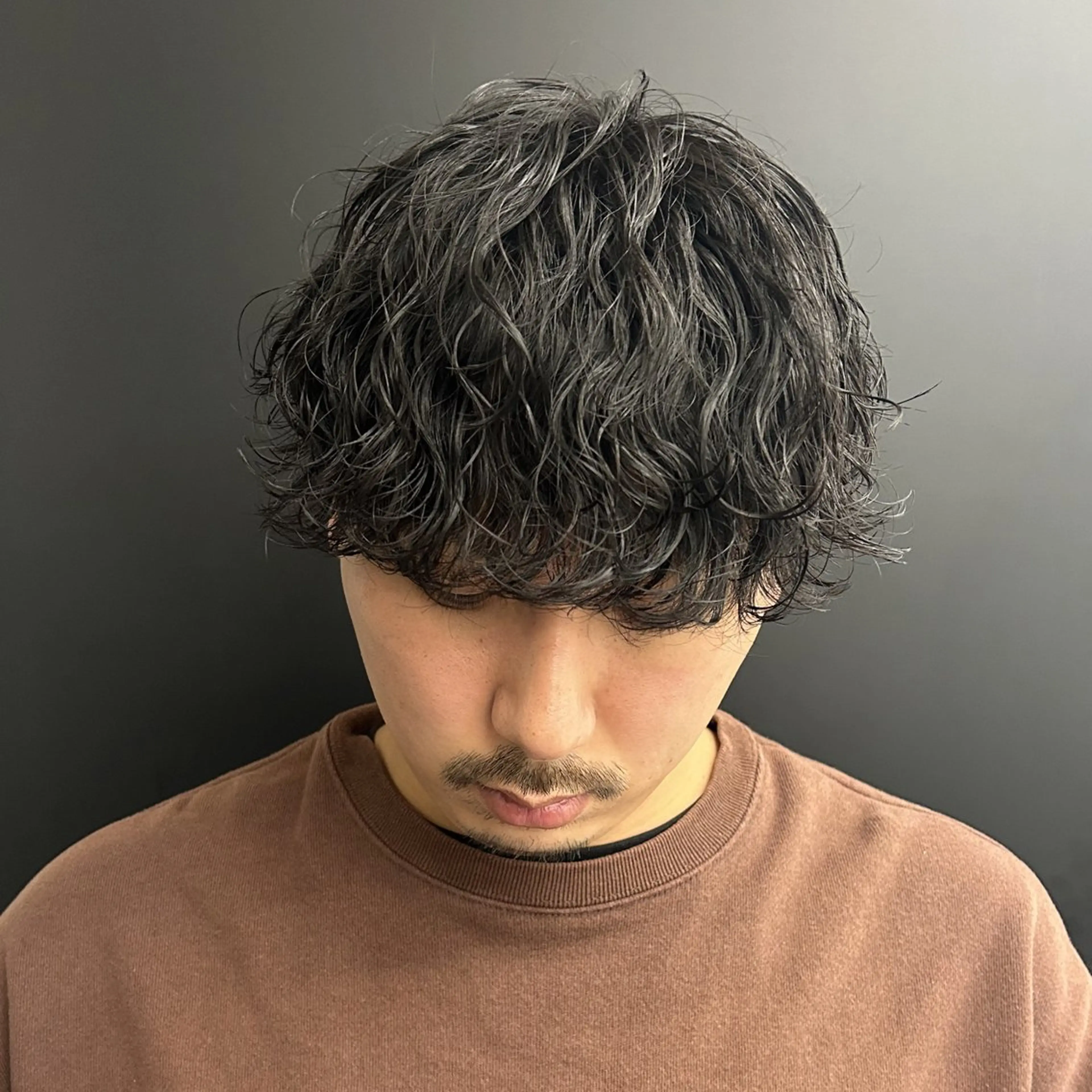 ミディアム パーマ メンズ ミディアムパーマ メンズパーマ 波巻きパーマ カット パーマ 倉内 海哉のヘアスタイル