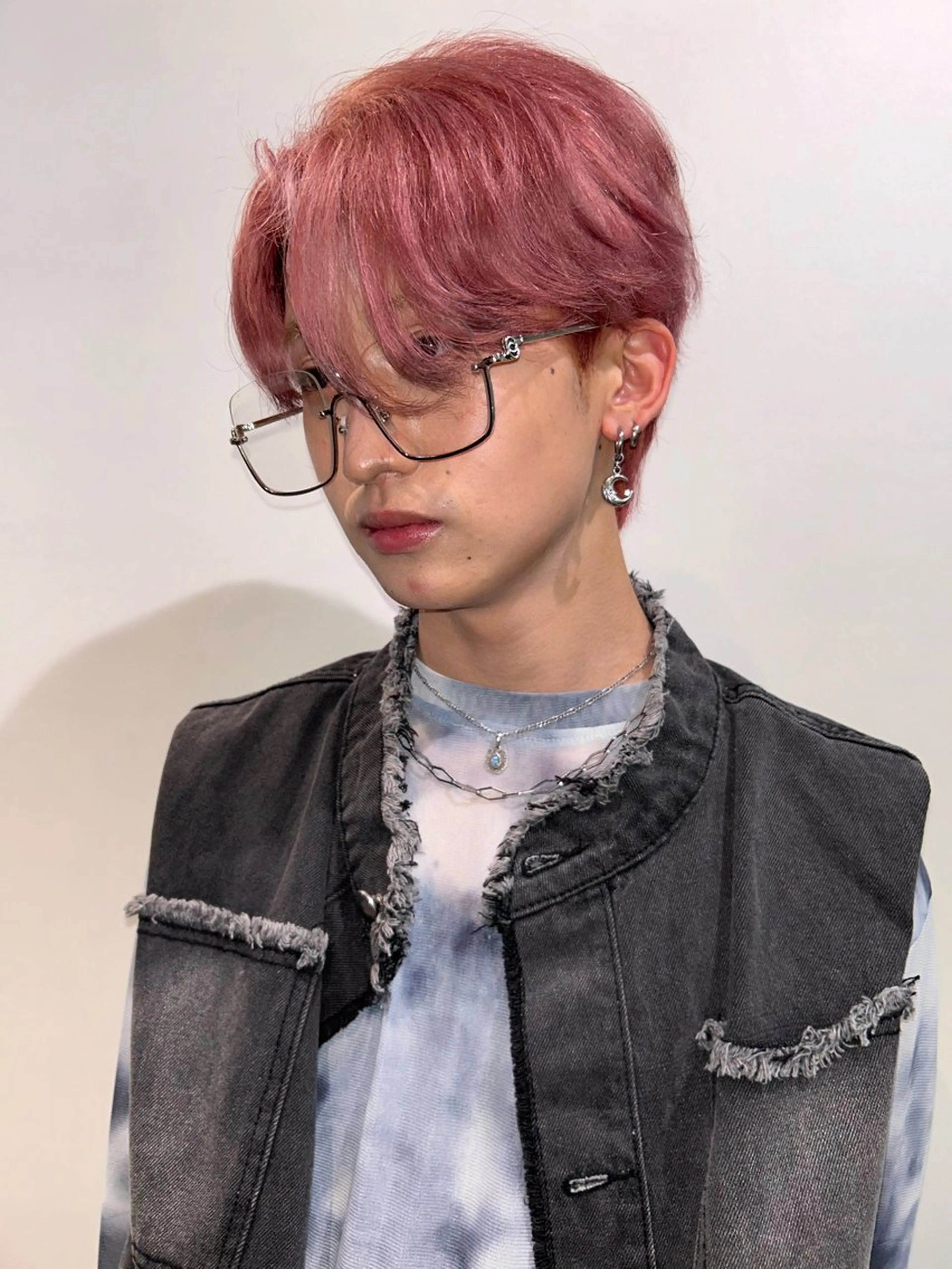 カラー メンズ メンズブリーチ センターパート ダウンパーマ メンズ韓国風 メンズパーマ ヘアカラー メンズ/艶髪/カラー サクラ🌸のヘアスタイル