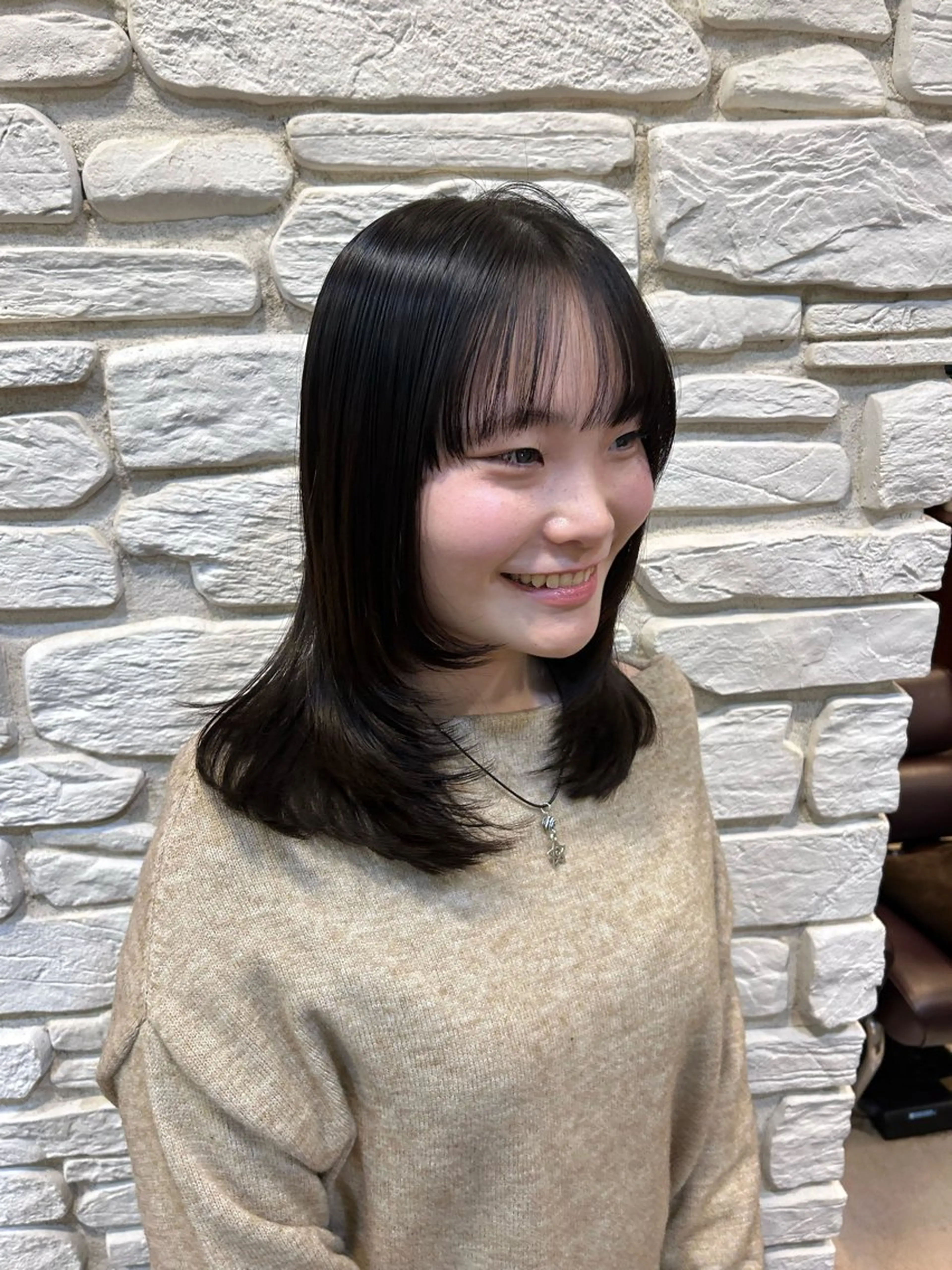 セミロング 赤堀 凪咲のヘアスタイル