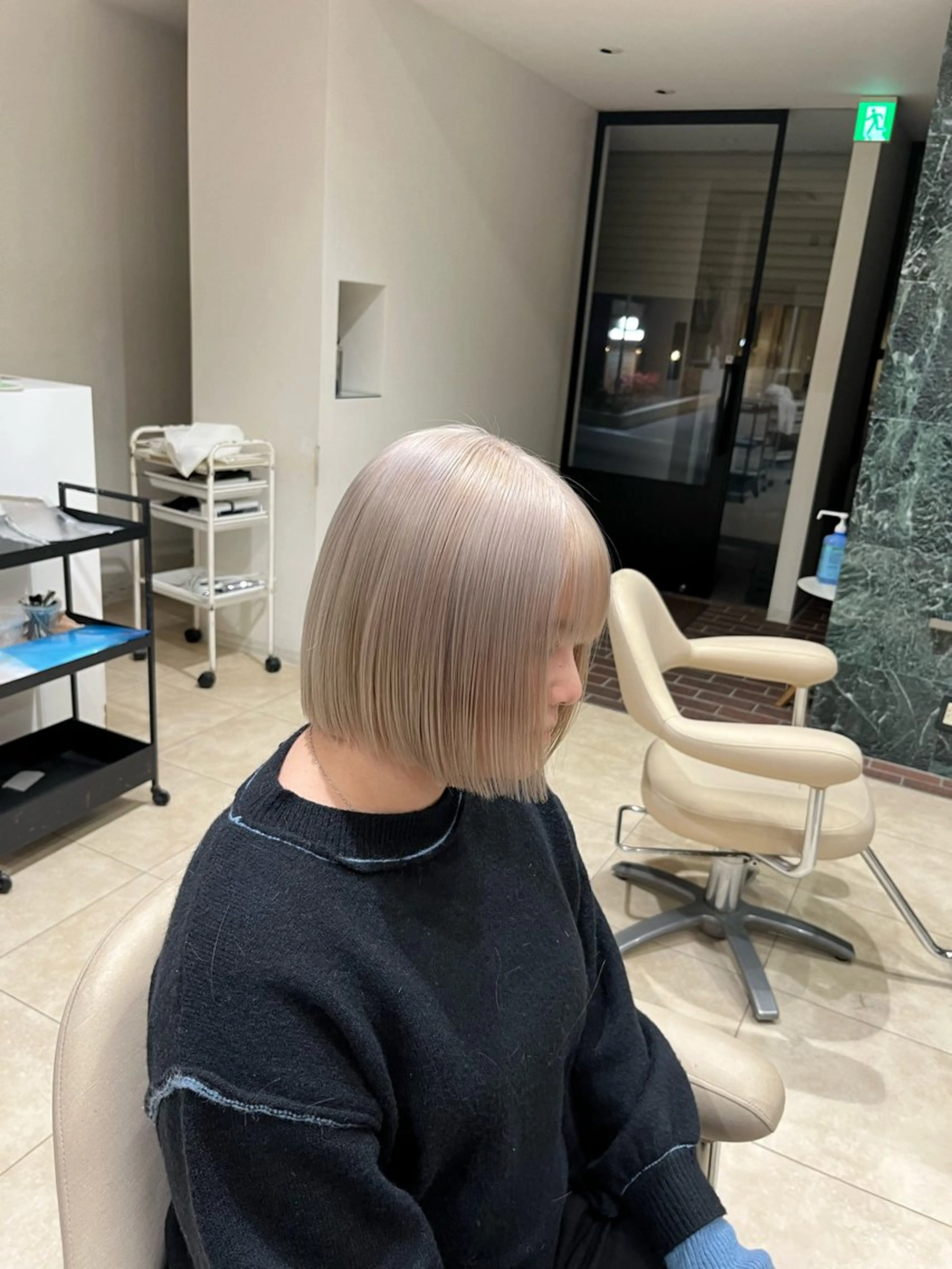 ショート カラー グレージュ ミルクティーグレージュ 髪の修復専門サロン　hair place VIVE所属・KOTA / ハイトーン/髪質改善のヘアスタイル