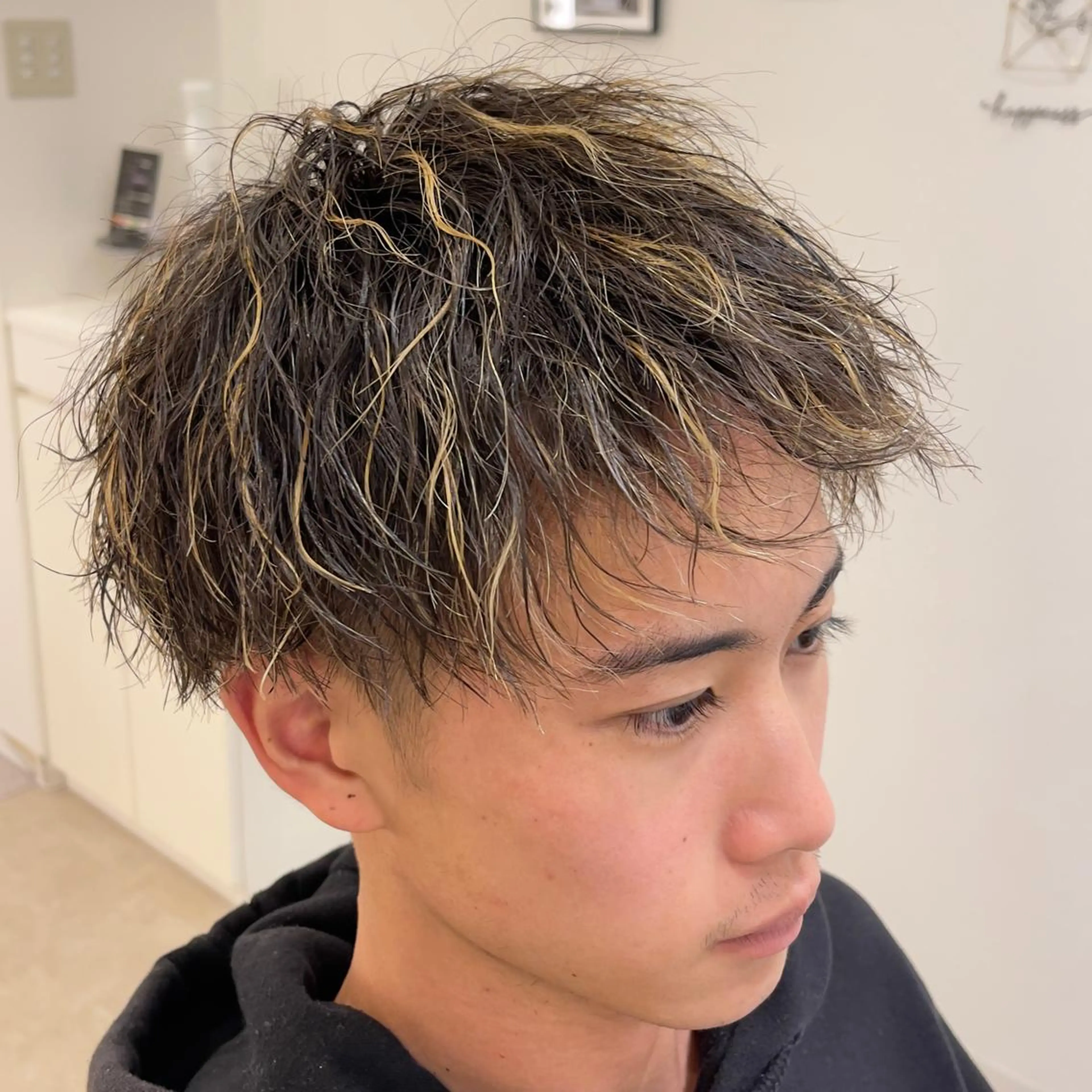 ショート メンズ メンズハイライト ハイライト CARE SHINSAIBASHI所属・縮毛・酸性ストレート 特化のヘアスタイル