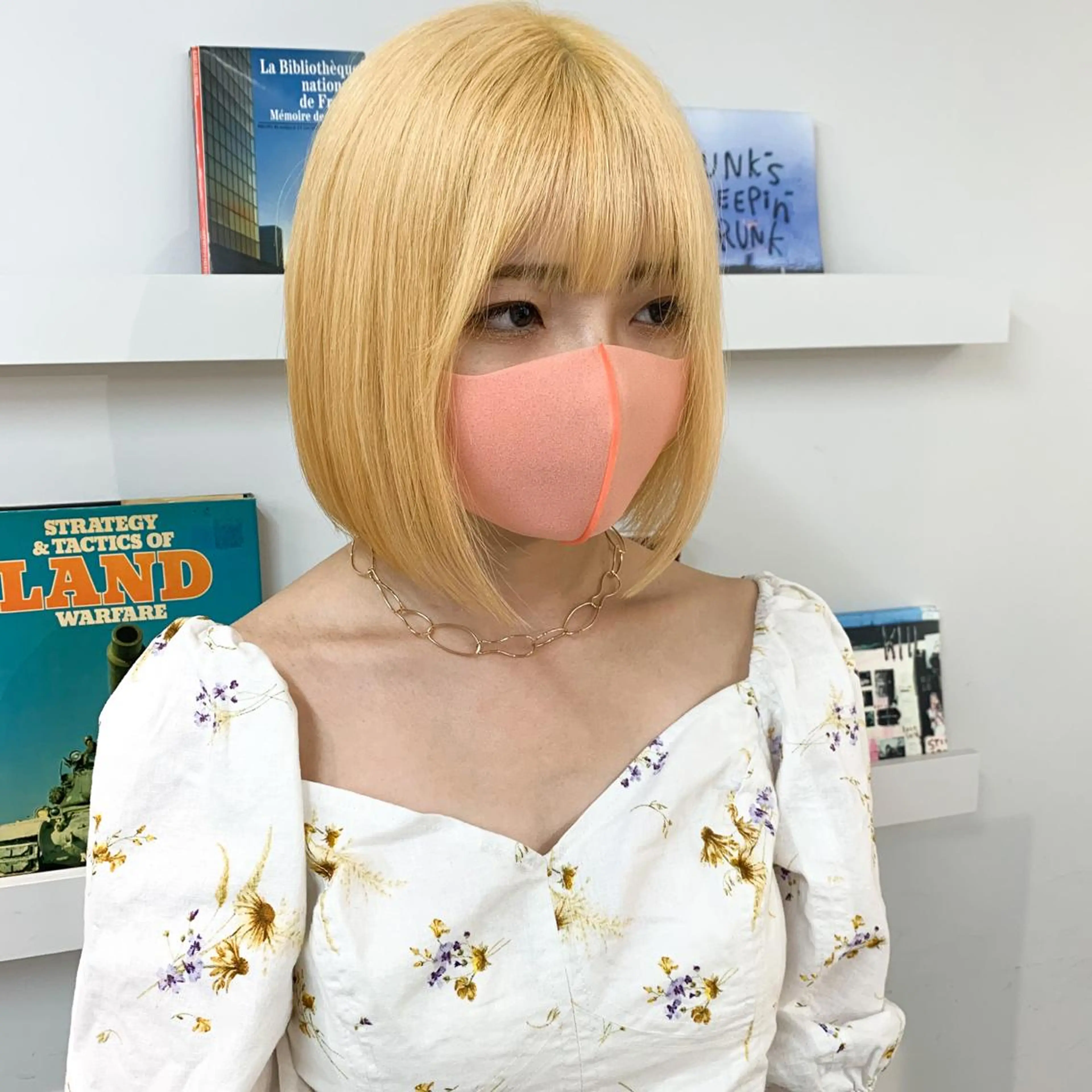 ショート カラー 抜きっぱなしブロンド ボブ raika .のヘアスタイル