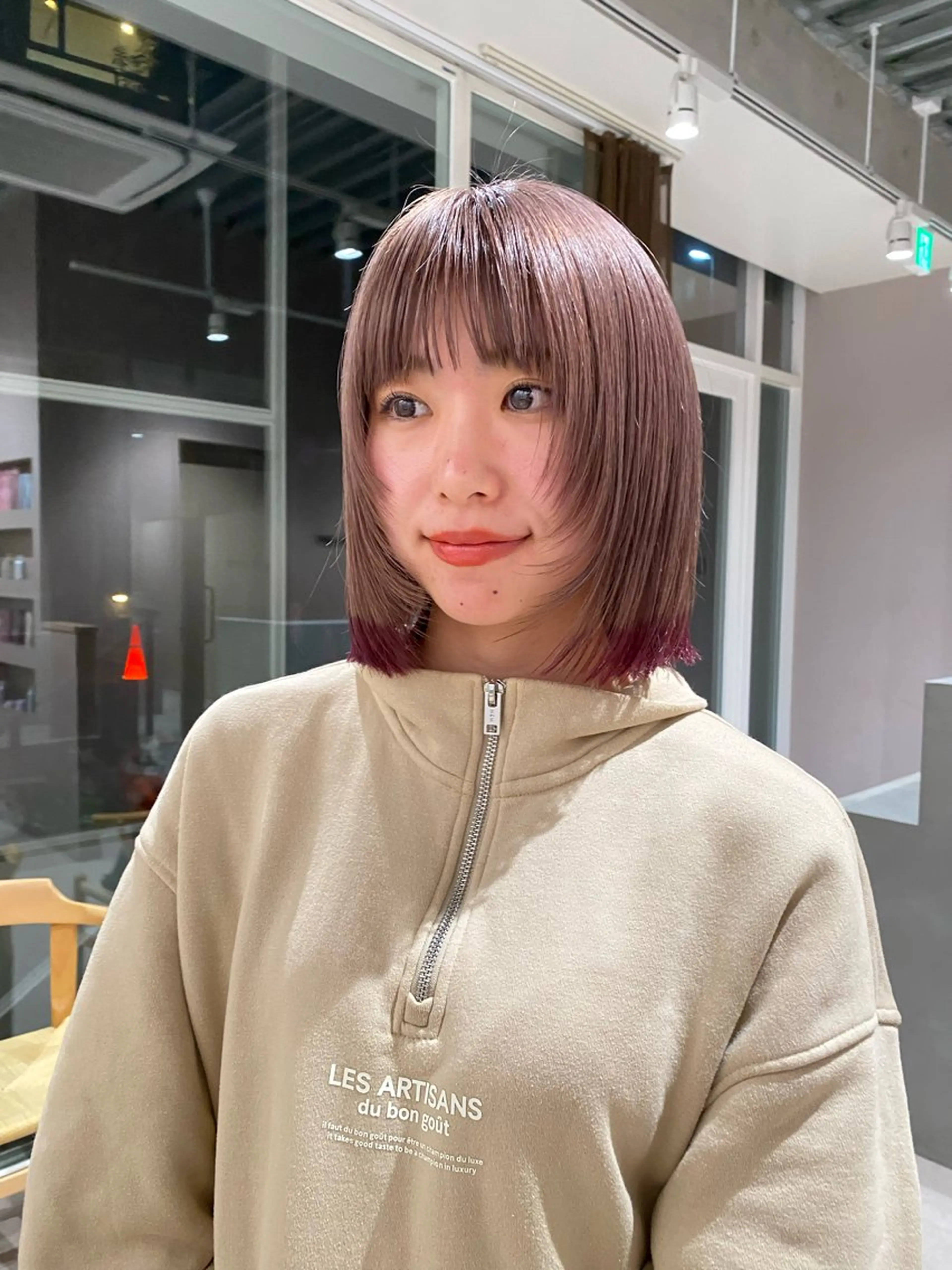 ショート 切りっぱなしボブ ラベンダーベージュ ボブ 顔まわりレイヤー レイヤーカット カット ヘアカラー 栗原 瑞稀のヘアスタイル