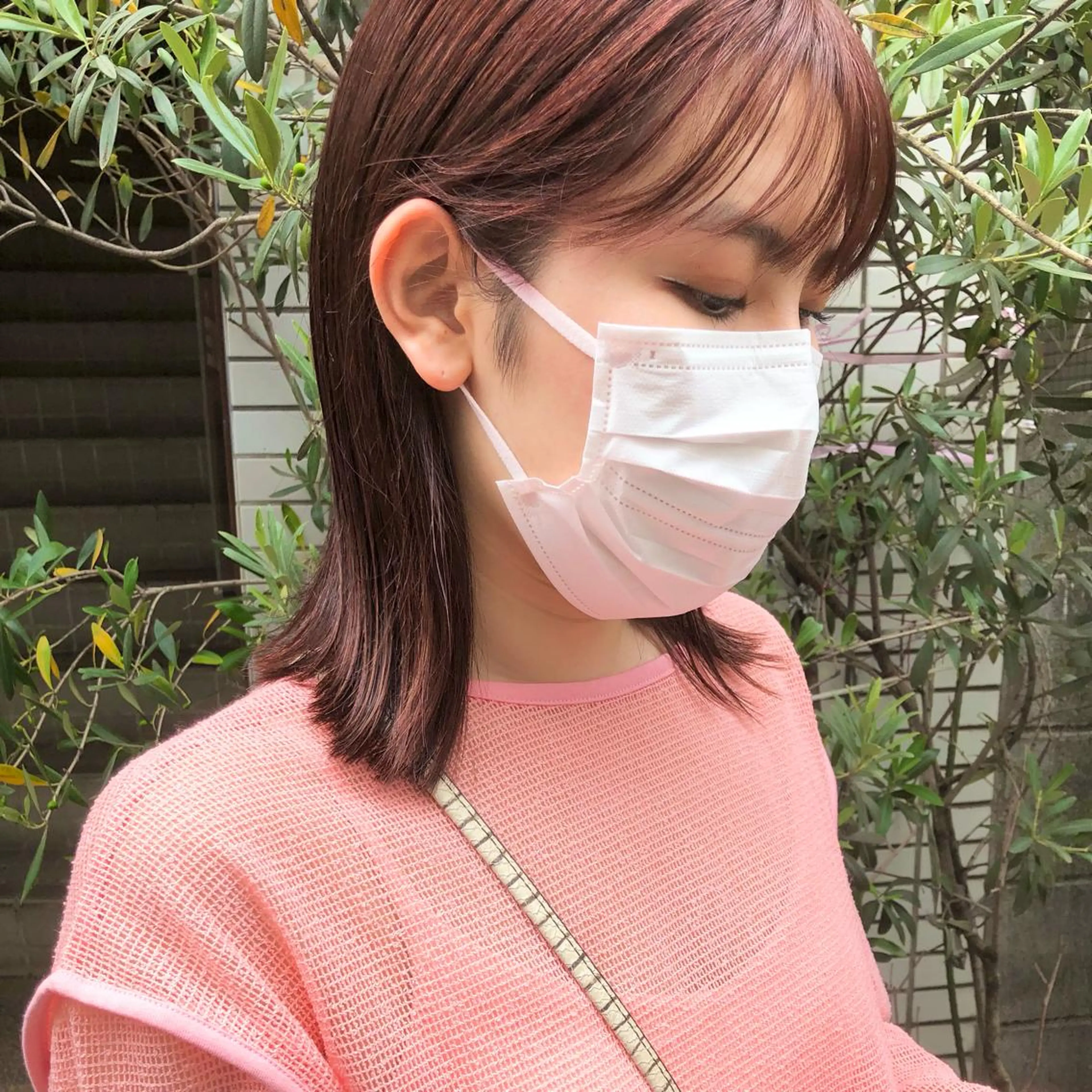 ミディアム カラー ベージュカラー ピンクカラー ピンクベージュ カット ヘアカラー トリートメント ハイトーン/ブリーチ 似合せカット/パーマのヘアスタイル