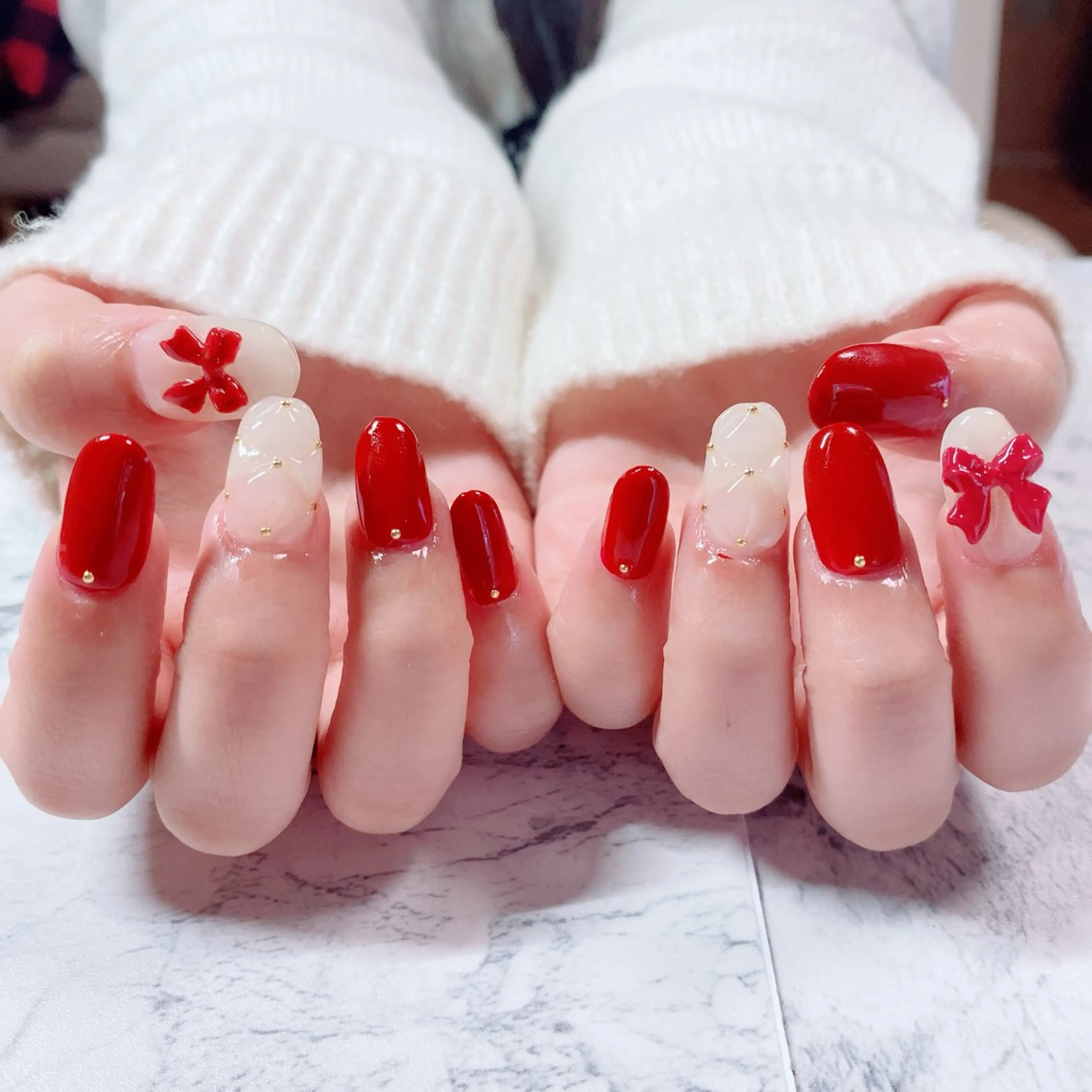 ネイル 赤色 マジョリカ ブルーのネイルデザイン