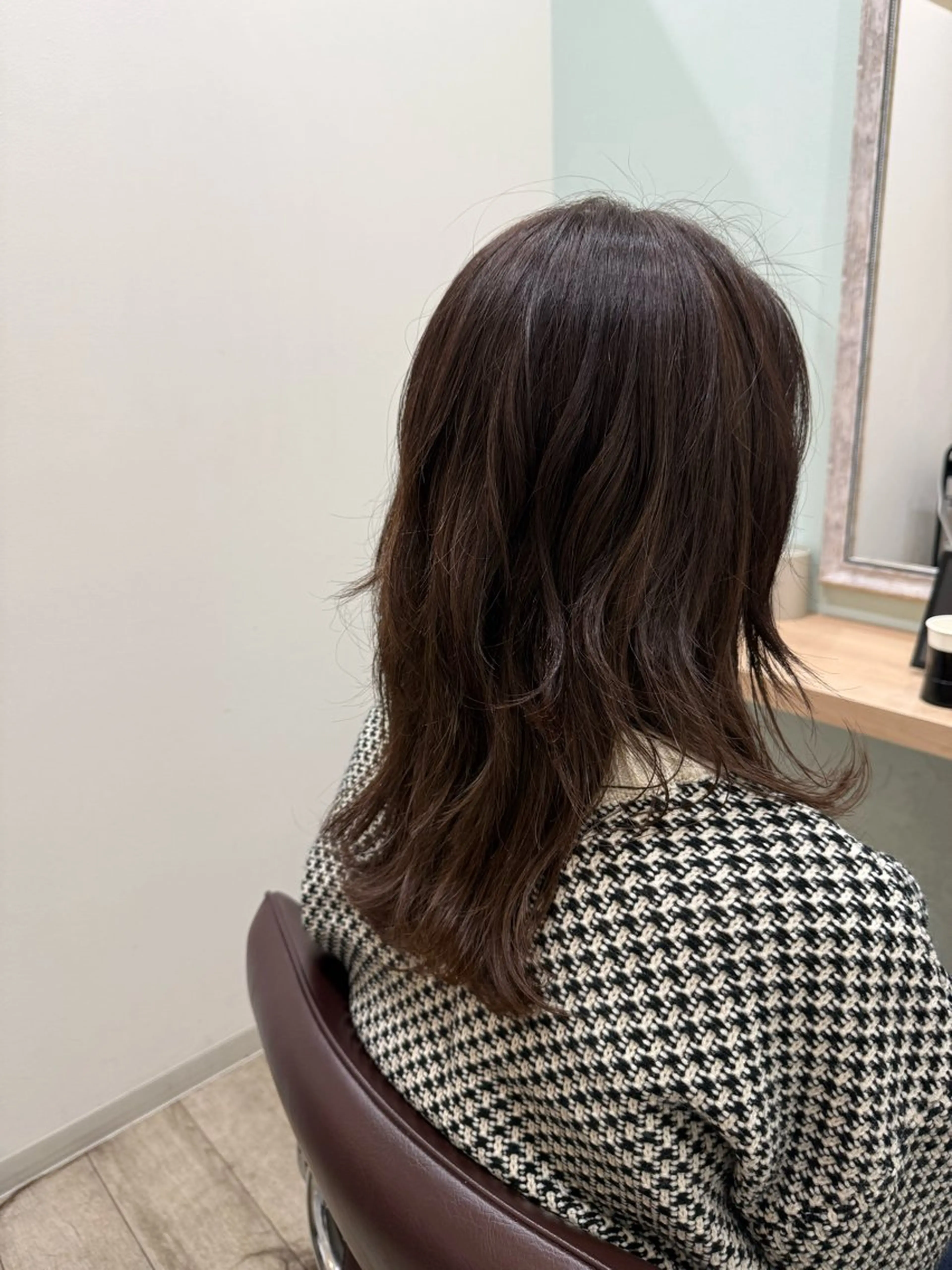 ミディアム カラー パーマ ヘアアレンジ ミディアムパーマ くせ毛 レイヤーカット ウルフカット ウルフレイヤー カット ヘアカラー 伊藤 優里のヘアスタイル