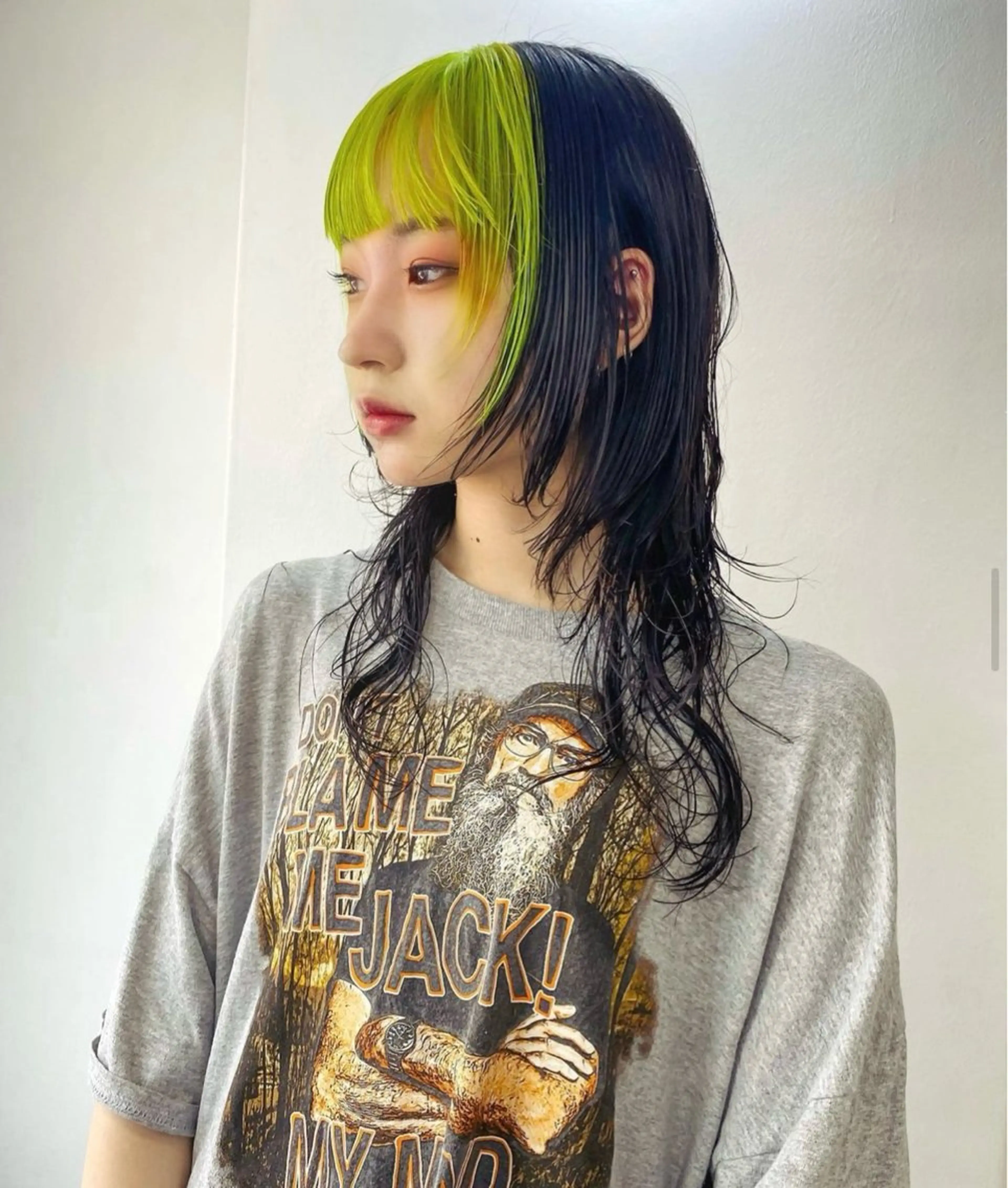 セミロング カラー 束所属・毛流れセンターパート Sakiのヘアスタイル