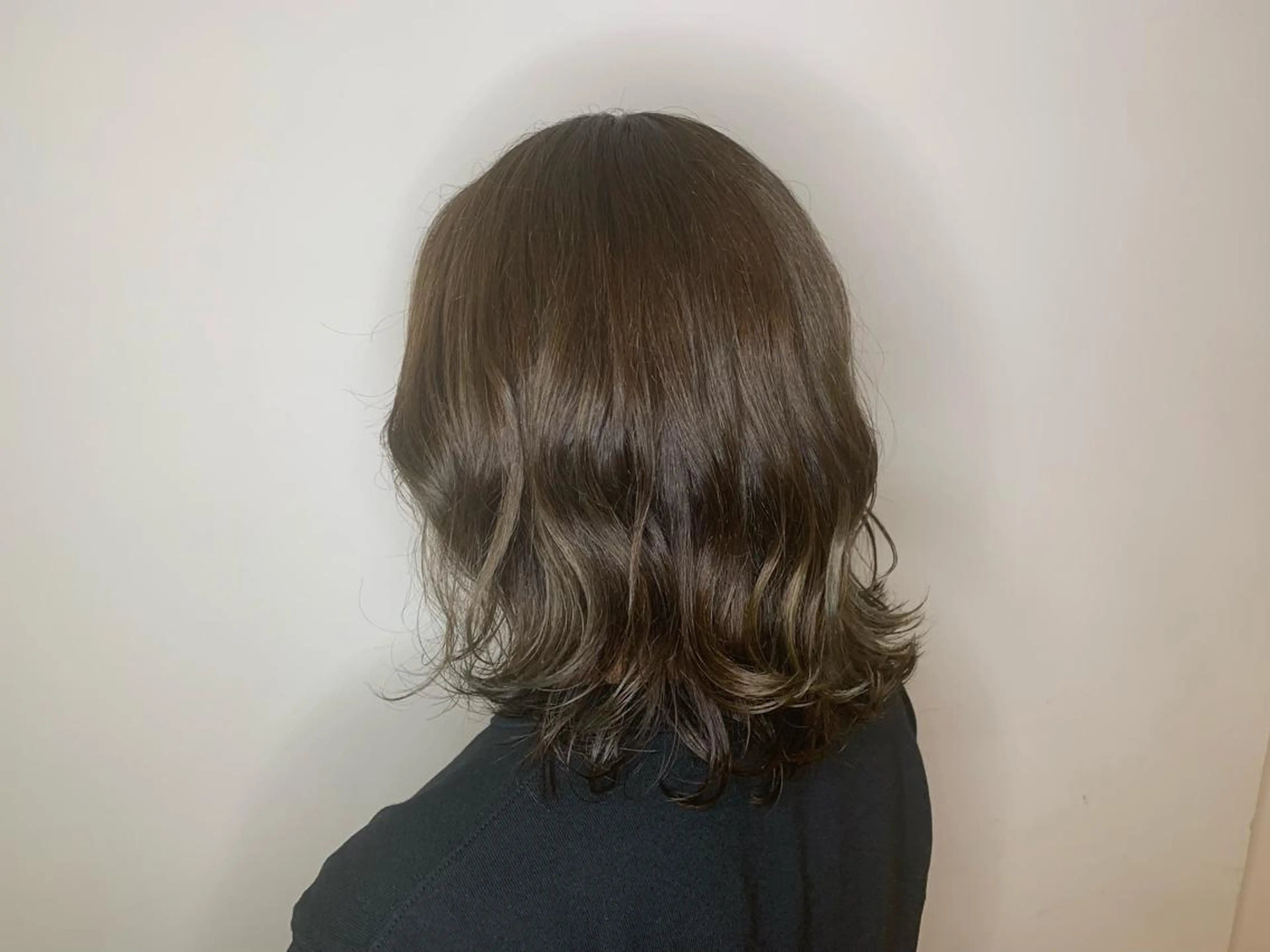 ミディアム カラー 小森 衣純のヘアスタイル