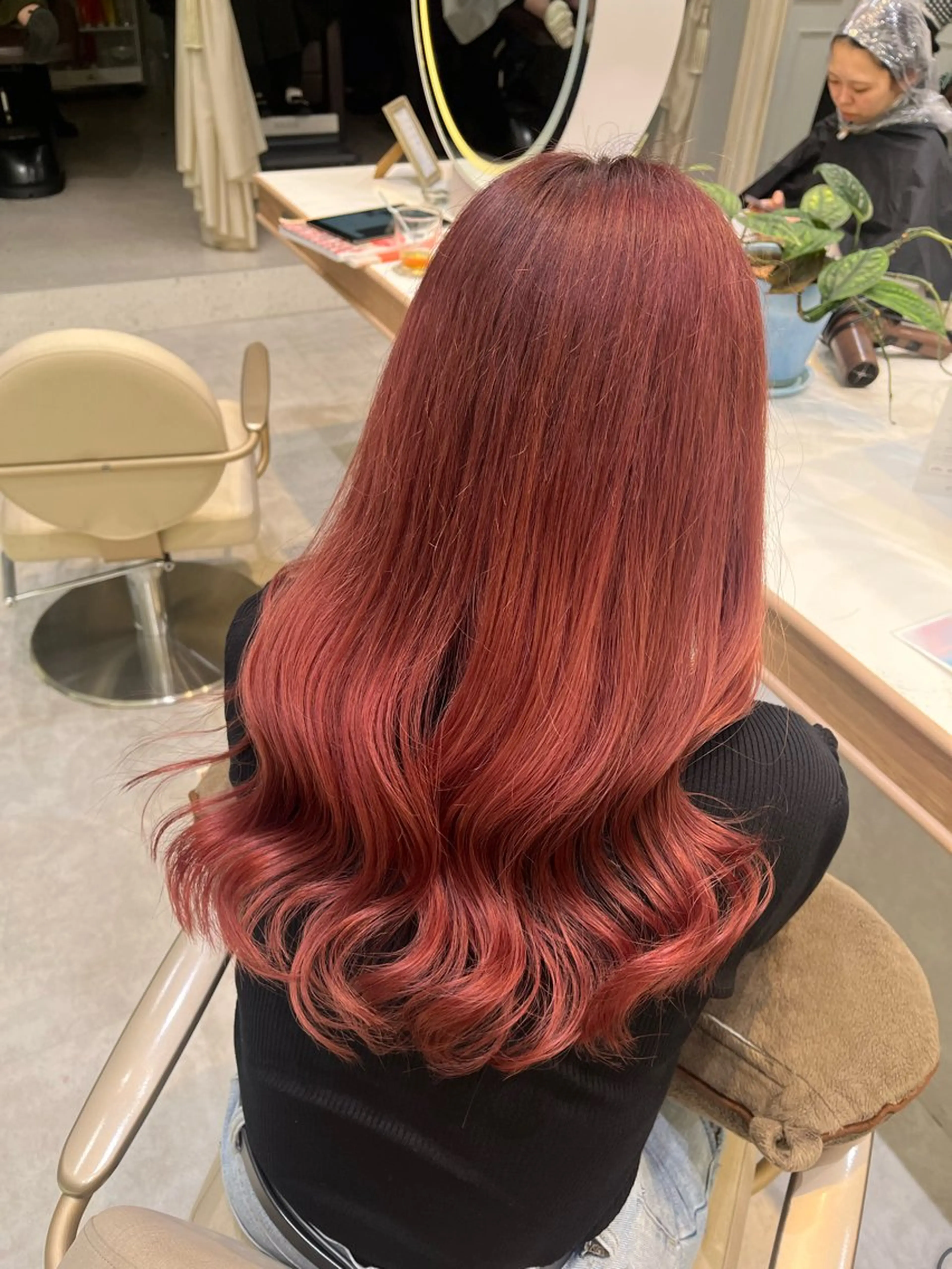 ロング カラー ブリーチ レッドカラー 𝑴𝑰𝑨🎀赤髪 /ピンク/髪質改善のヘアスタイル