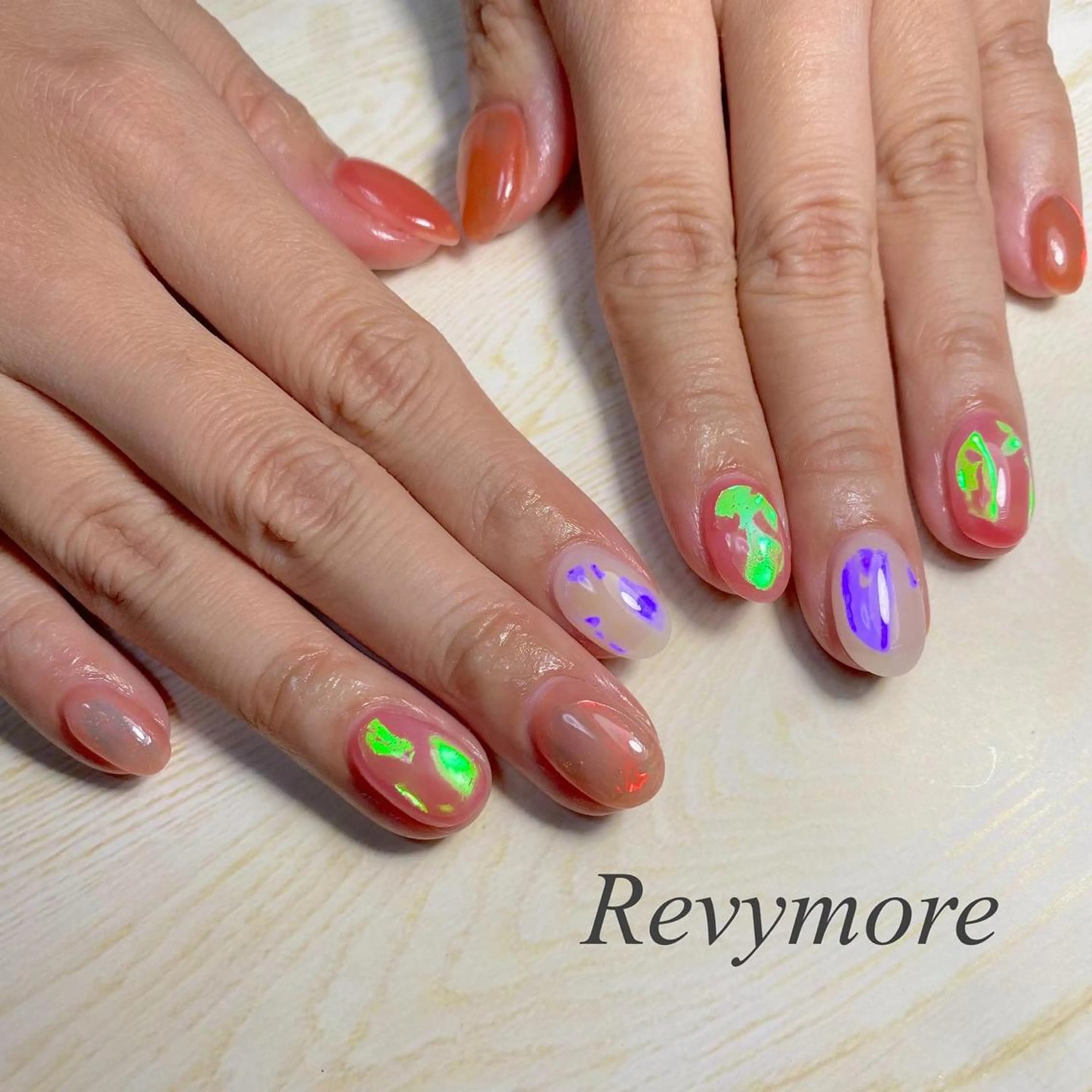 ミディアム ネイル 韓国風ヘア オーロラネイル ジェルネイル キラキラネイル 韓国ネイル nail salon Revymore所属・nail salon Revymoreのネイルデザイン